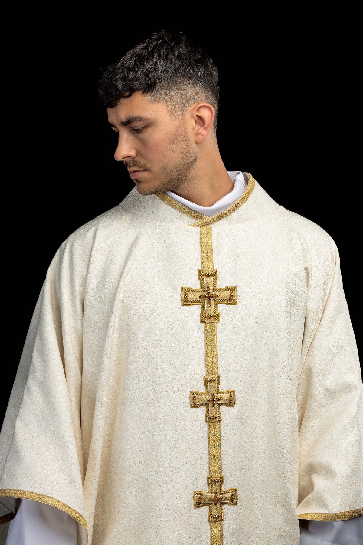 Chasuble faite main ornée de pierres naturelles Handmade 7007, vue de face ivoire à croix dorées