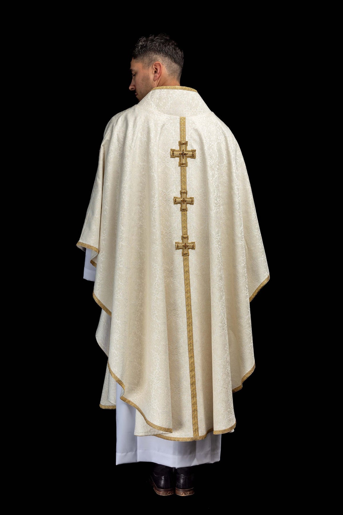 Chasuble faite main ivoire, vue arrière avec croix et galon dorés