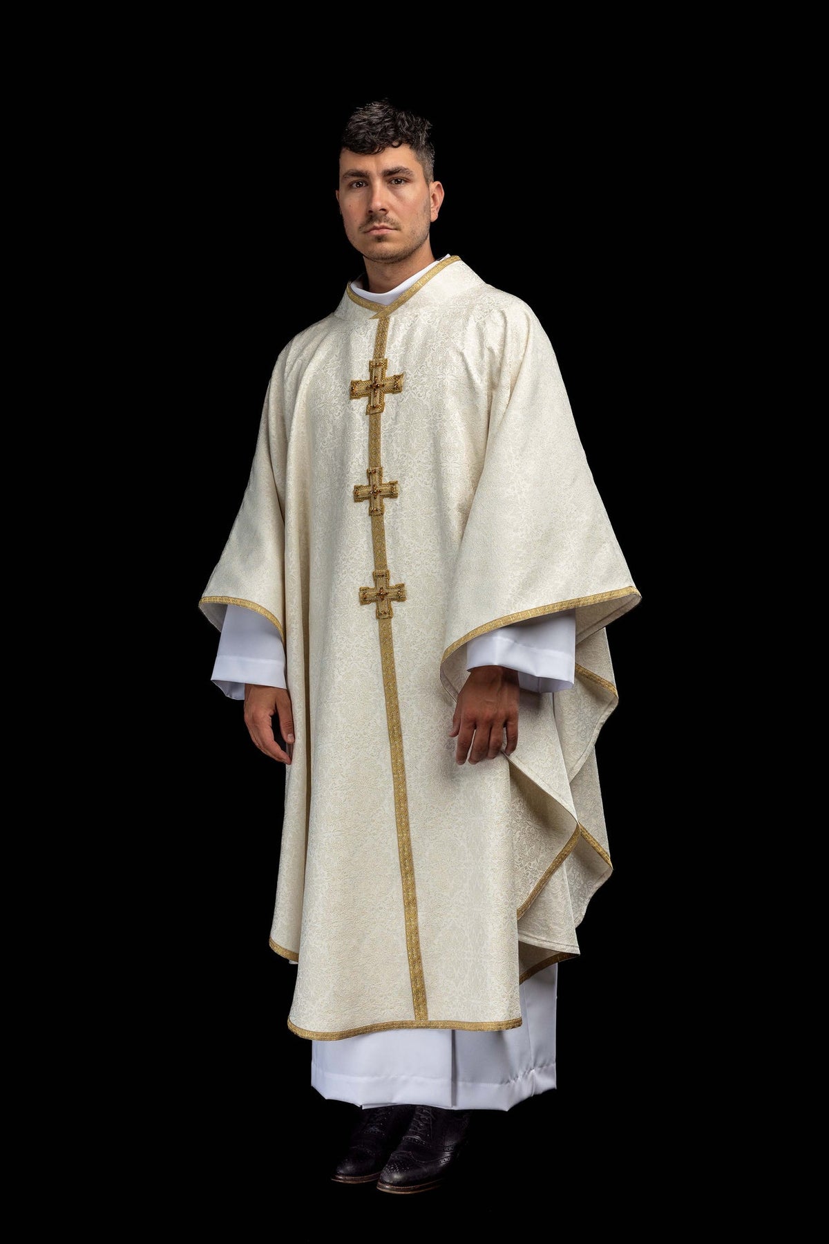 Chasuble faite main ivoire portée, vue de face avec croix dorées