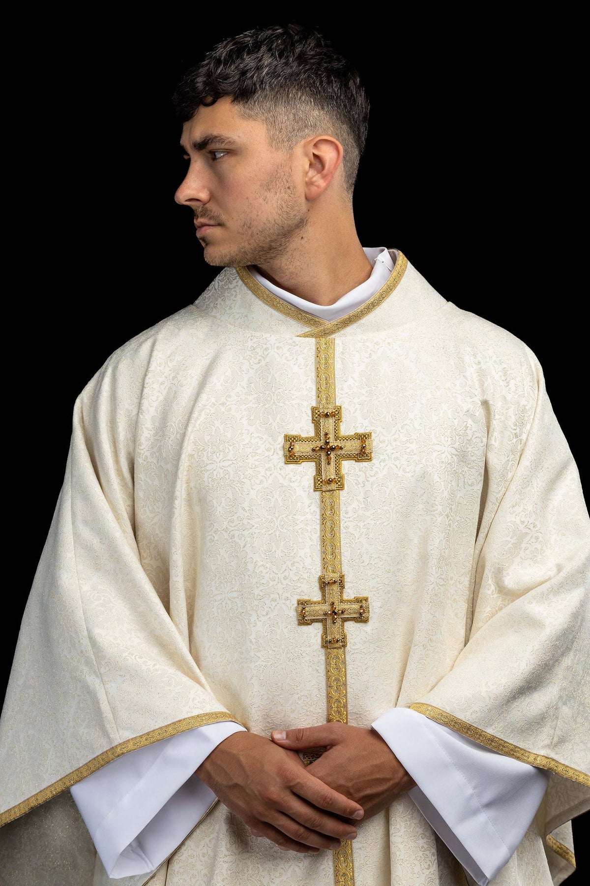 Chasuble faite main ivoire, gros plan sur le col et les croix dorées