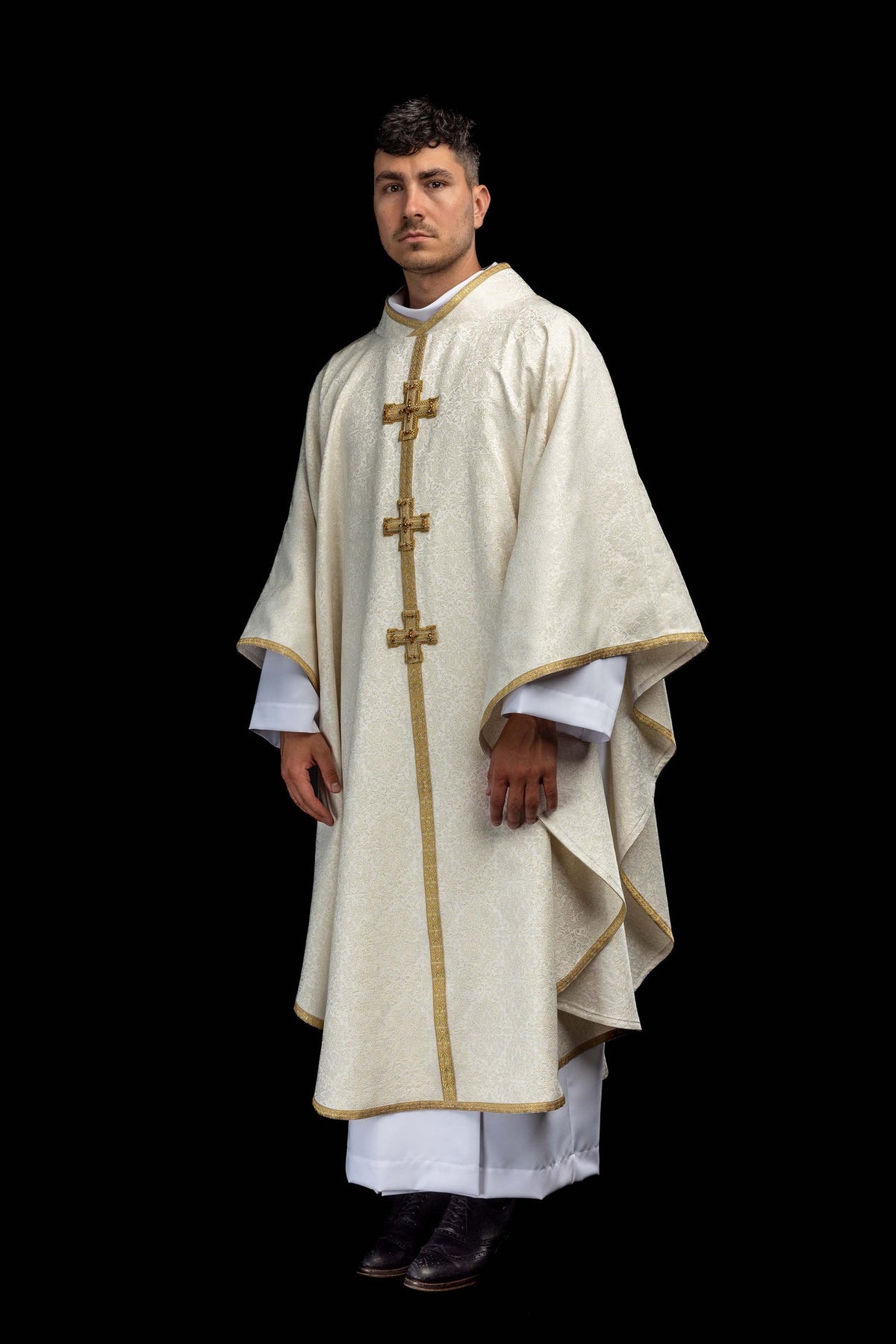 Chasuble ivoire vue de face portée, avec galon doré et trois croix