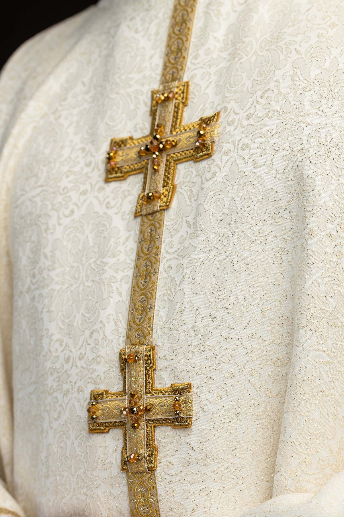 Chasuble ivoire, détail de la croix centrale et du galon doré