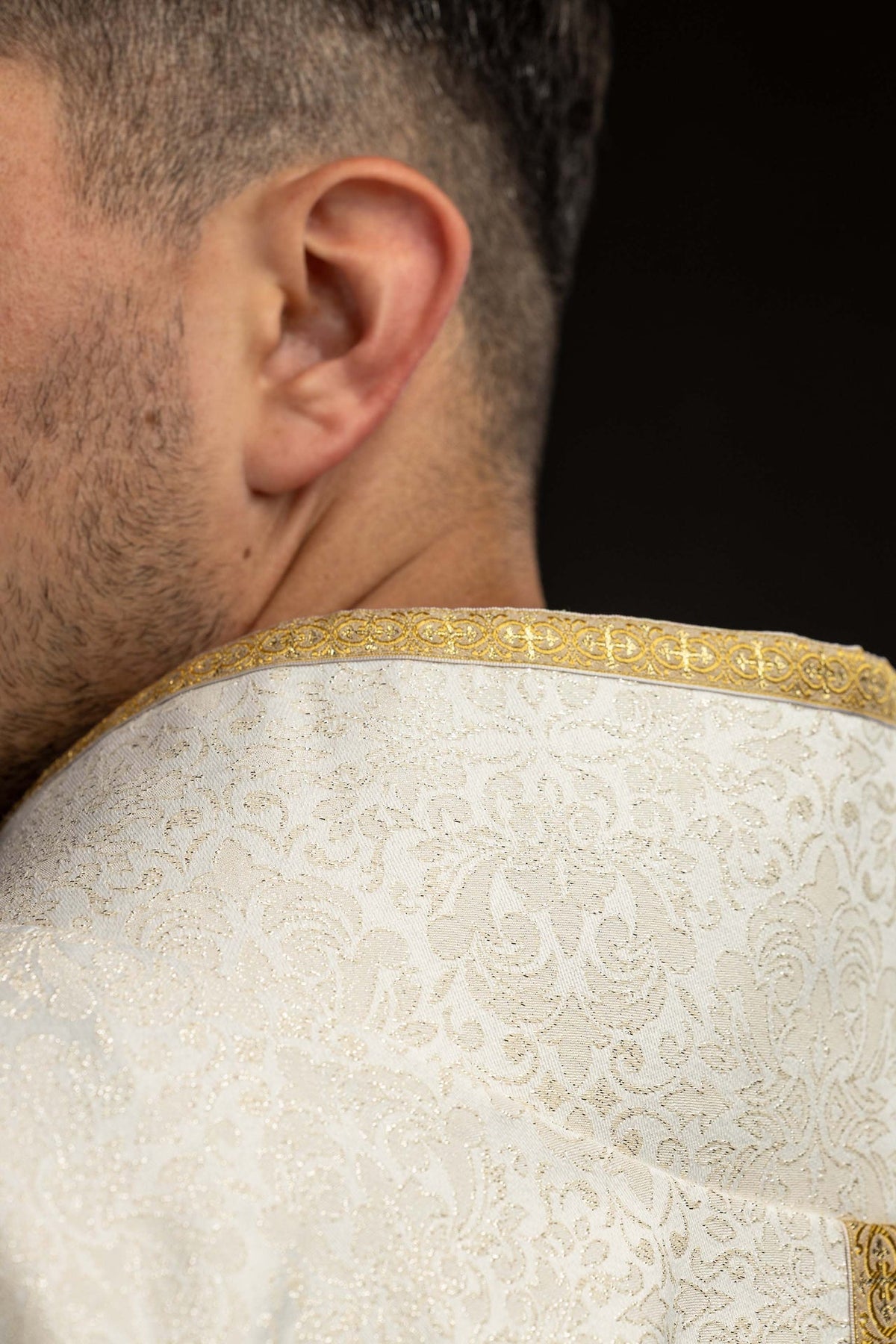 Chasuble ivoire, détail du motif damassé et du galon doré au col