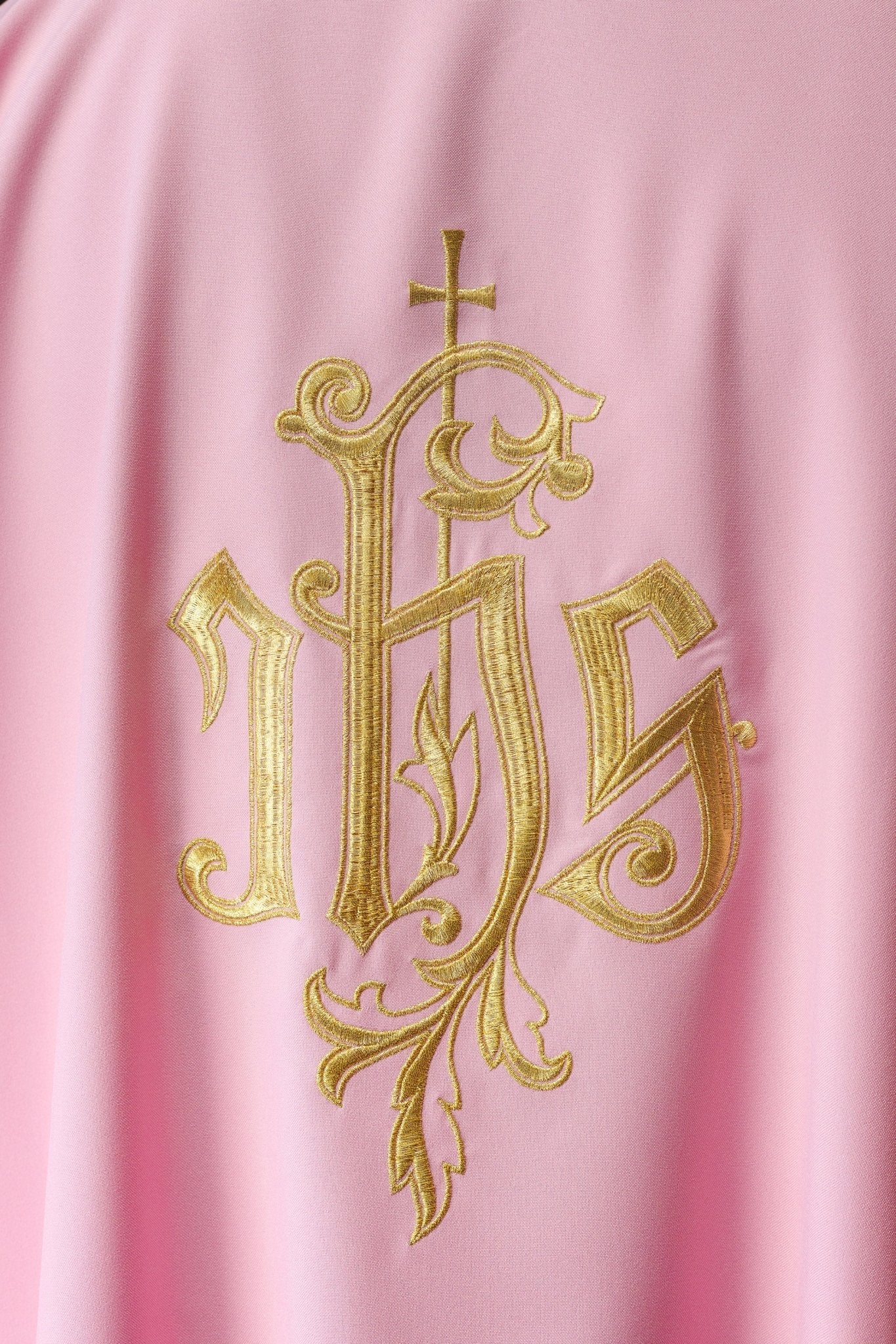 IHS rose brodé Dalmatie KDL/032/08/12/D - CHASUBLES.FR