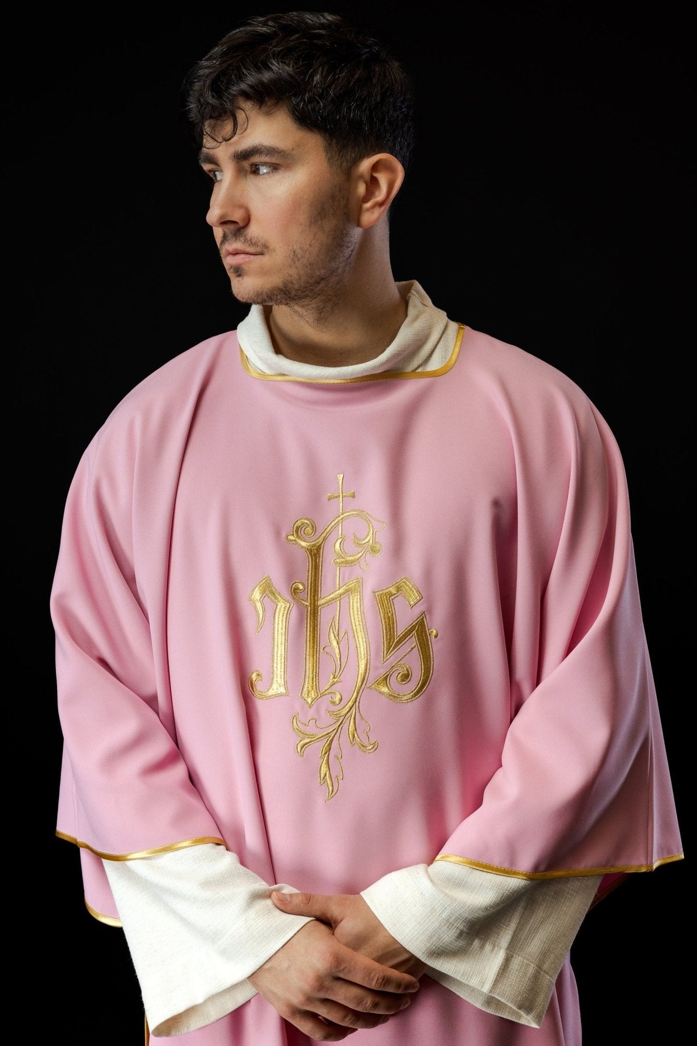 IHS rose brodé Dalmatie KDL/032/08/12/D - CHASUBLES.FR