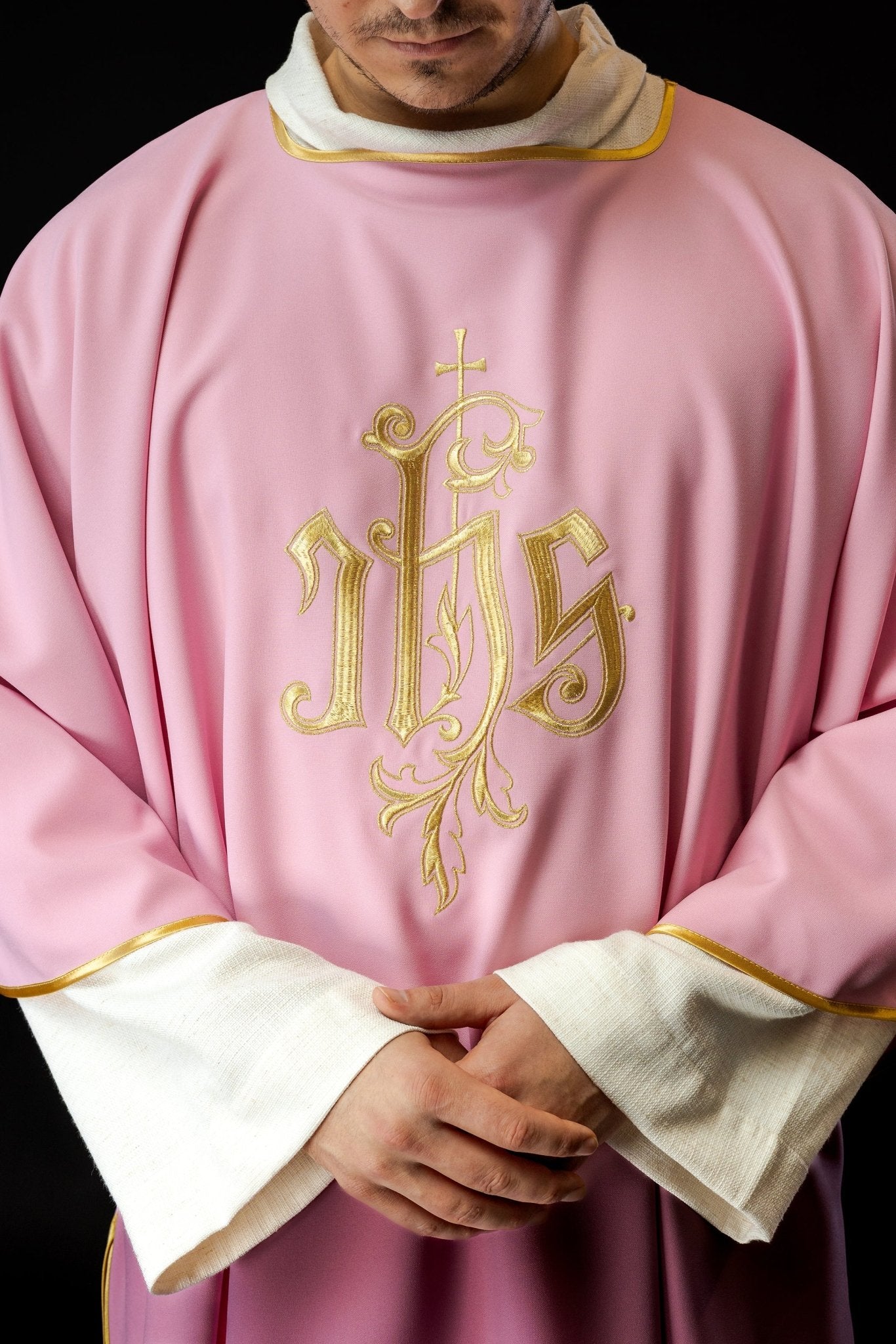 IHS rose brodé Dalmatie KDL/032/08/12/D - CHASUBLES.FR