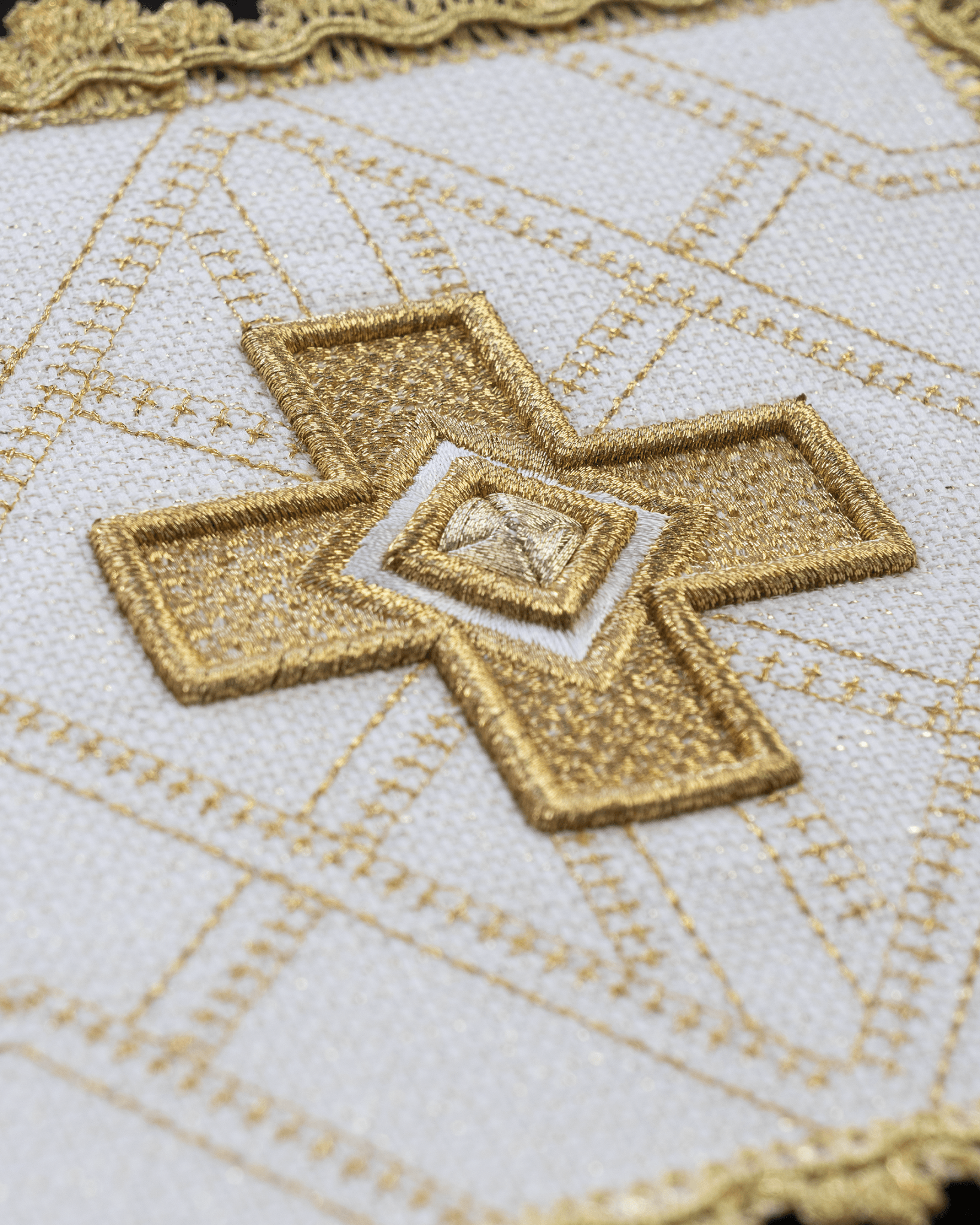 Jeu de quatre piquets avec broderie dorée KPA4/185 18*18 - CHASUBLES.FR