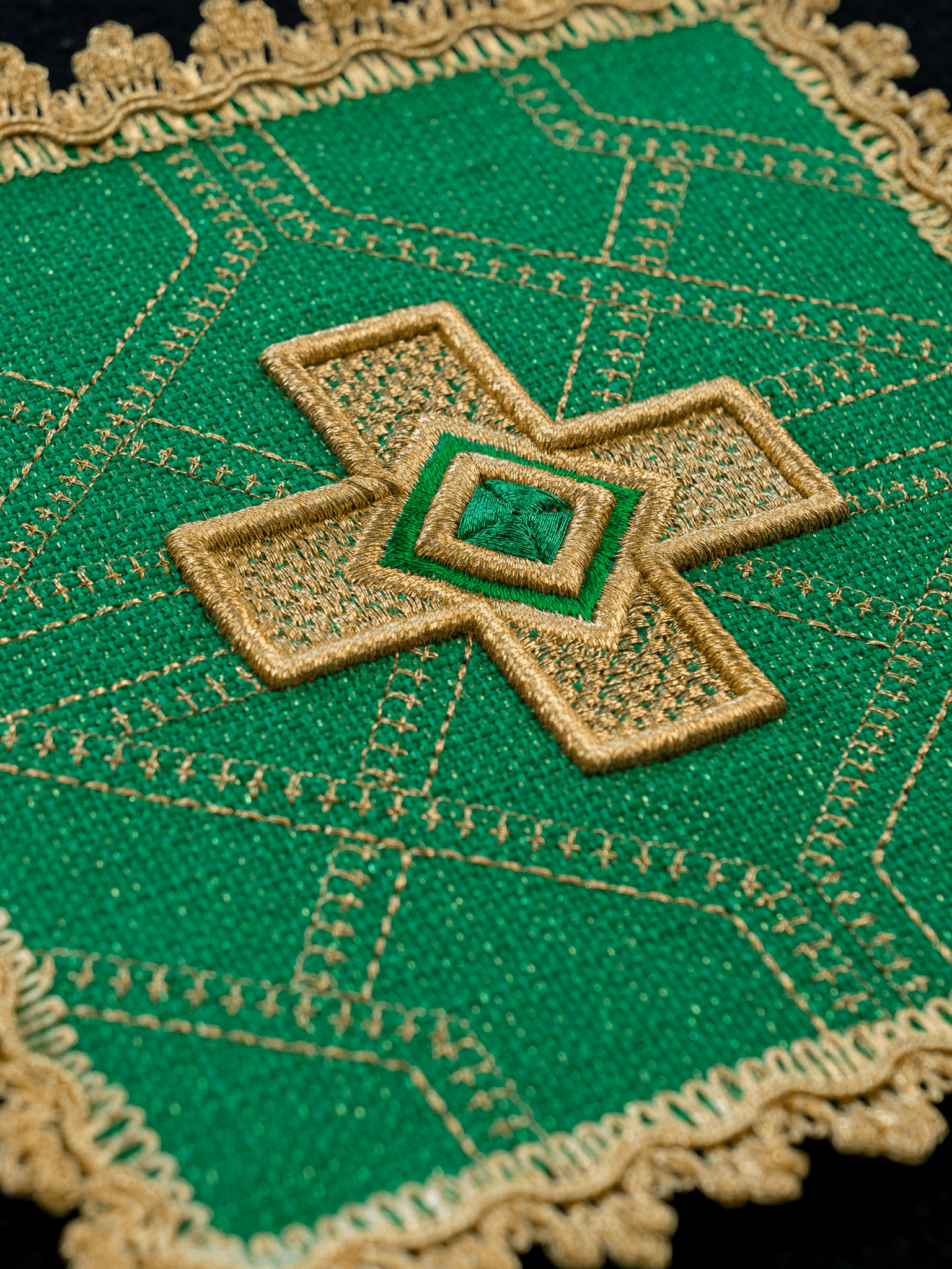 Jeu de quatre piquets avec broderie dorée KPA4/185 18*18 - CHASUBLES.FR