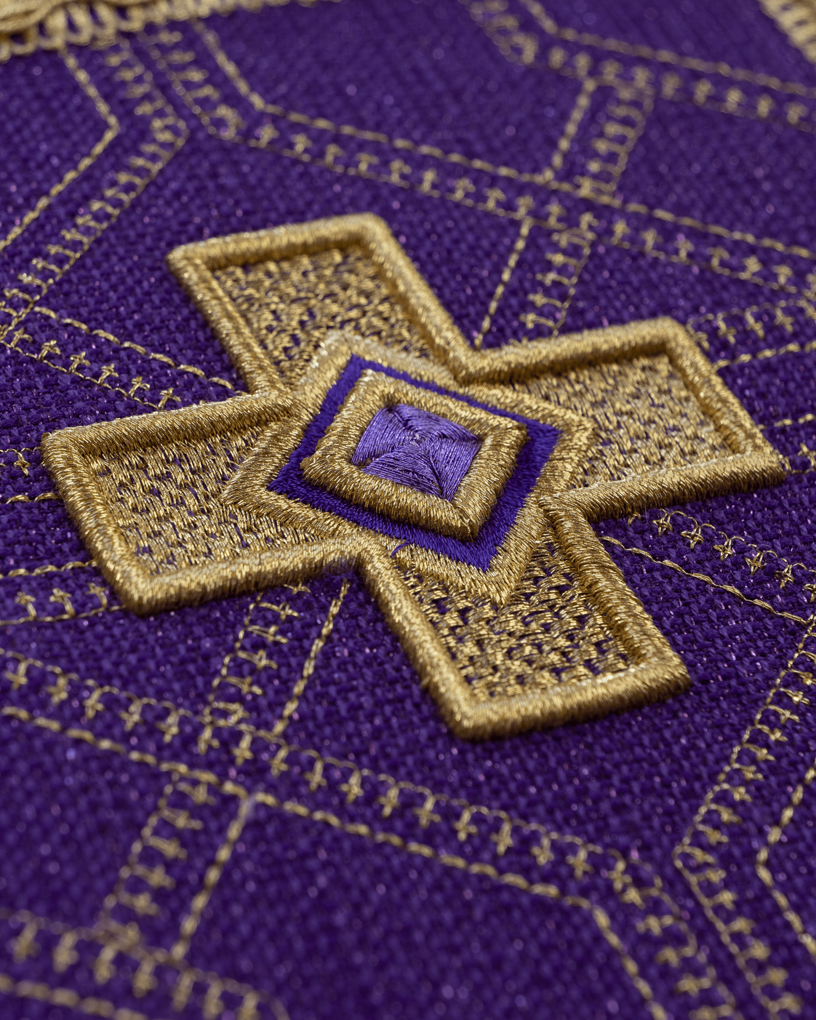 Jeu de quatre piquets avec broderie dorée KPA4/185 18*18 - CHASUBLES.FR