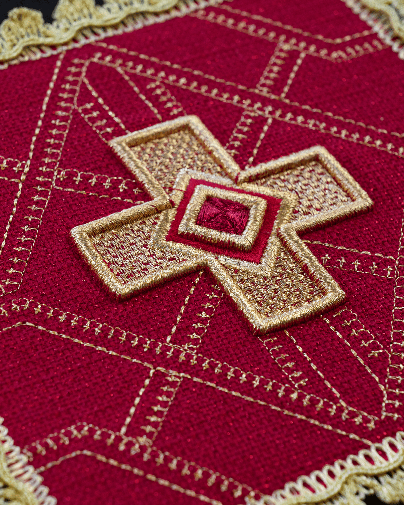 Jeu de quatre piquets avec broderie dorée KPA4/185 18*18 - CHASUBLES.FR
