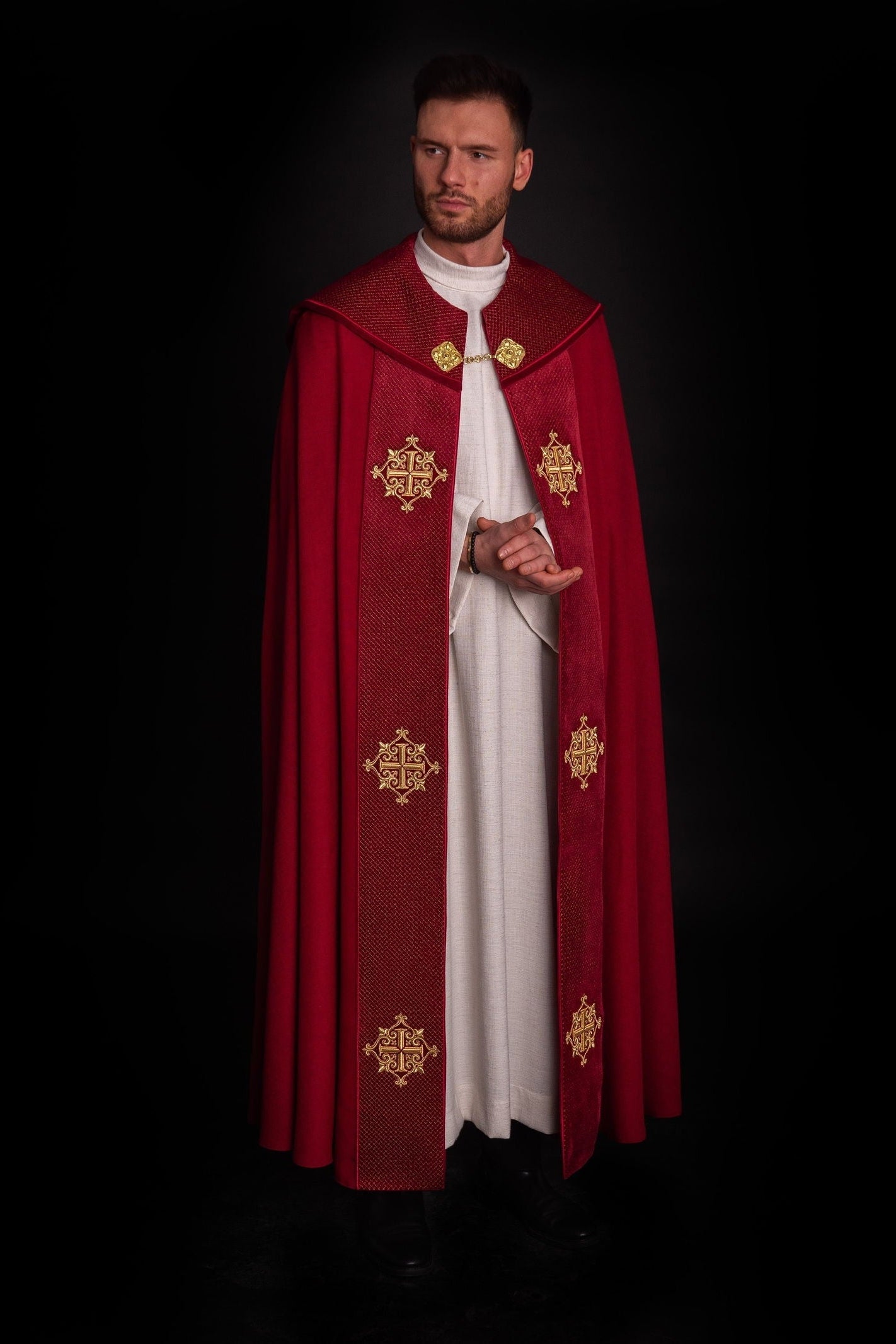 Chapelle avec une ceinture en velours et une broderie de croix