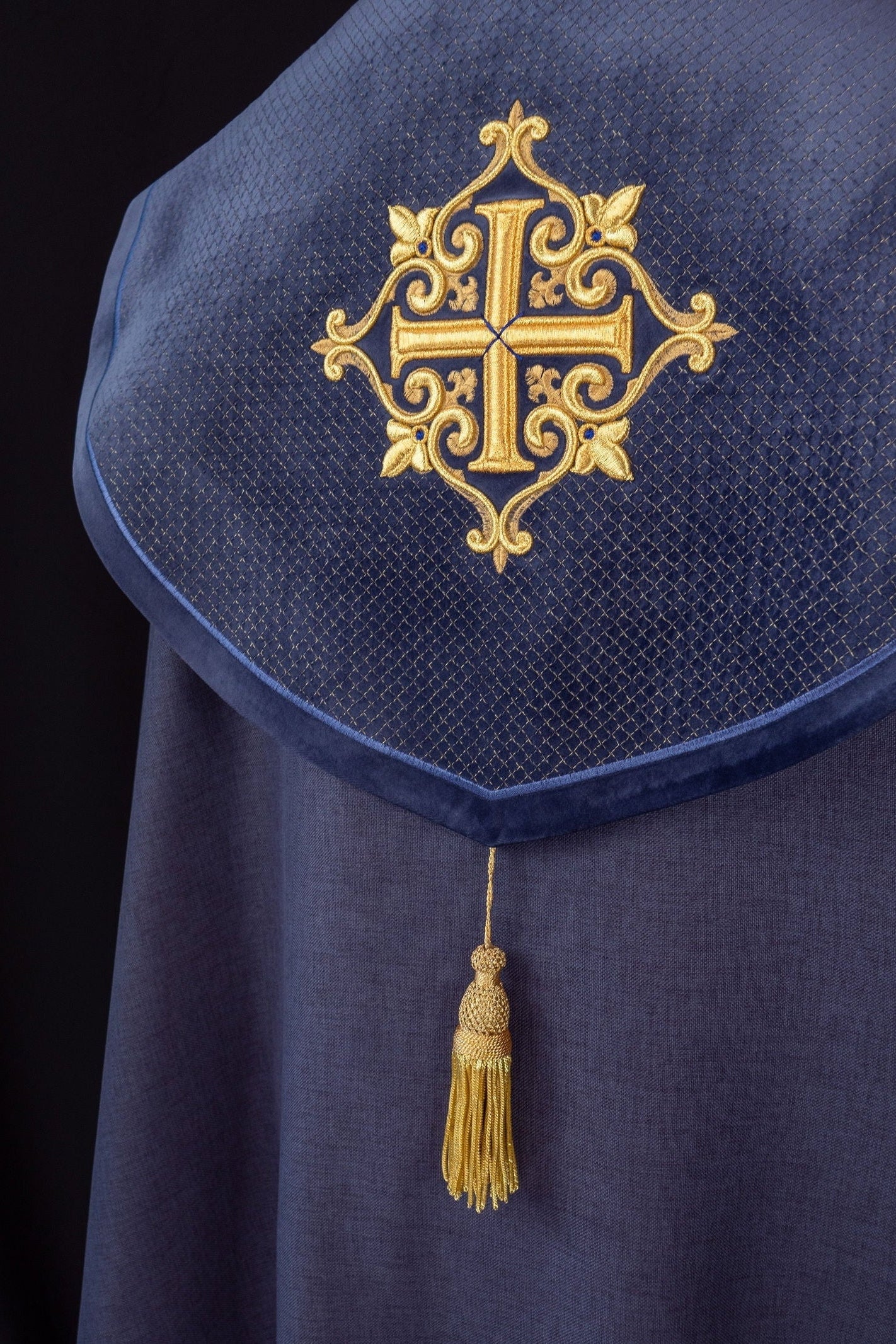 Chapelle avec une ceinture en velours et une broderie de croix