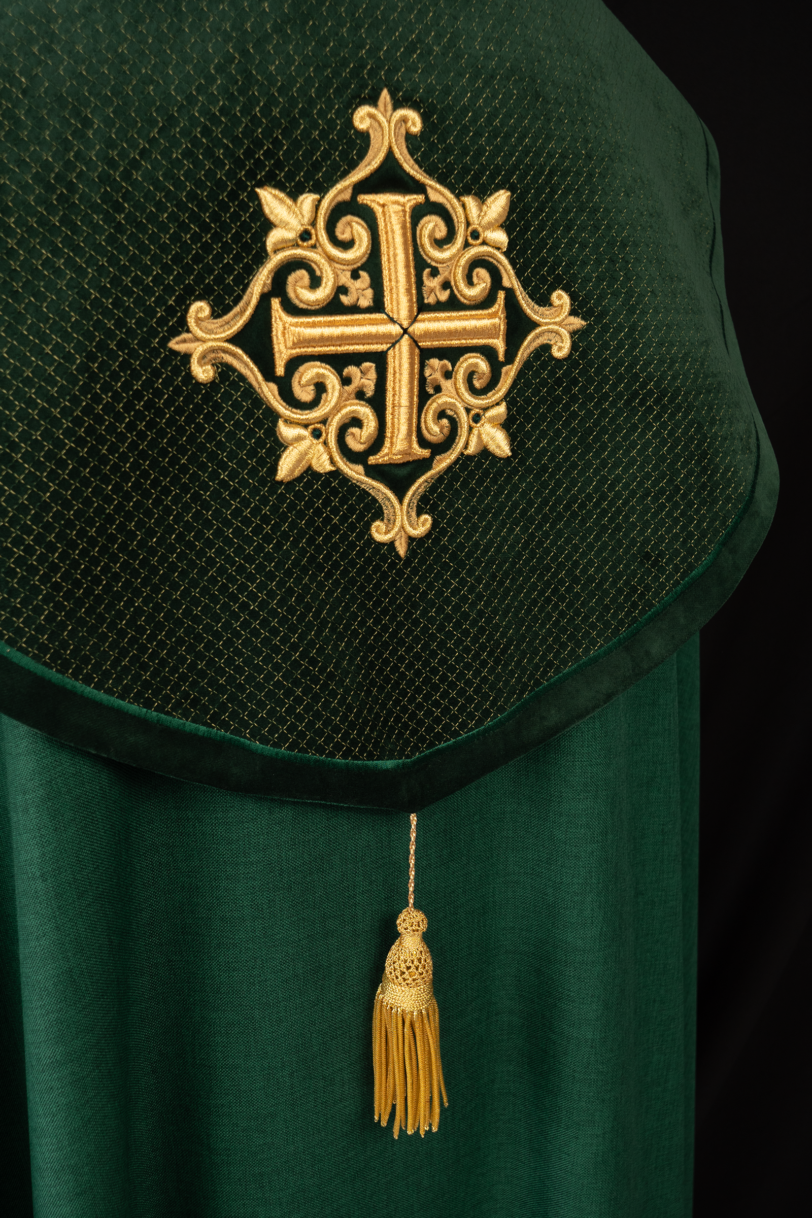 Chapelle avec une ceinture en velours et une broderie de croix