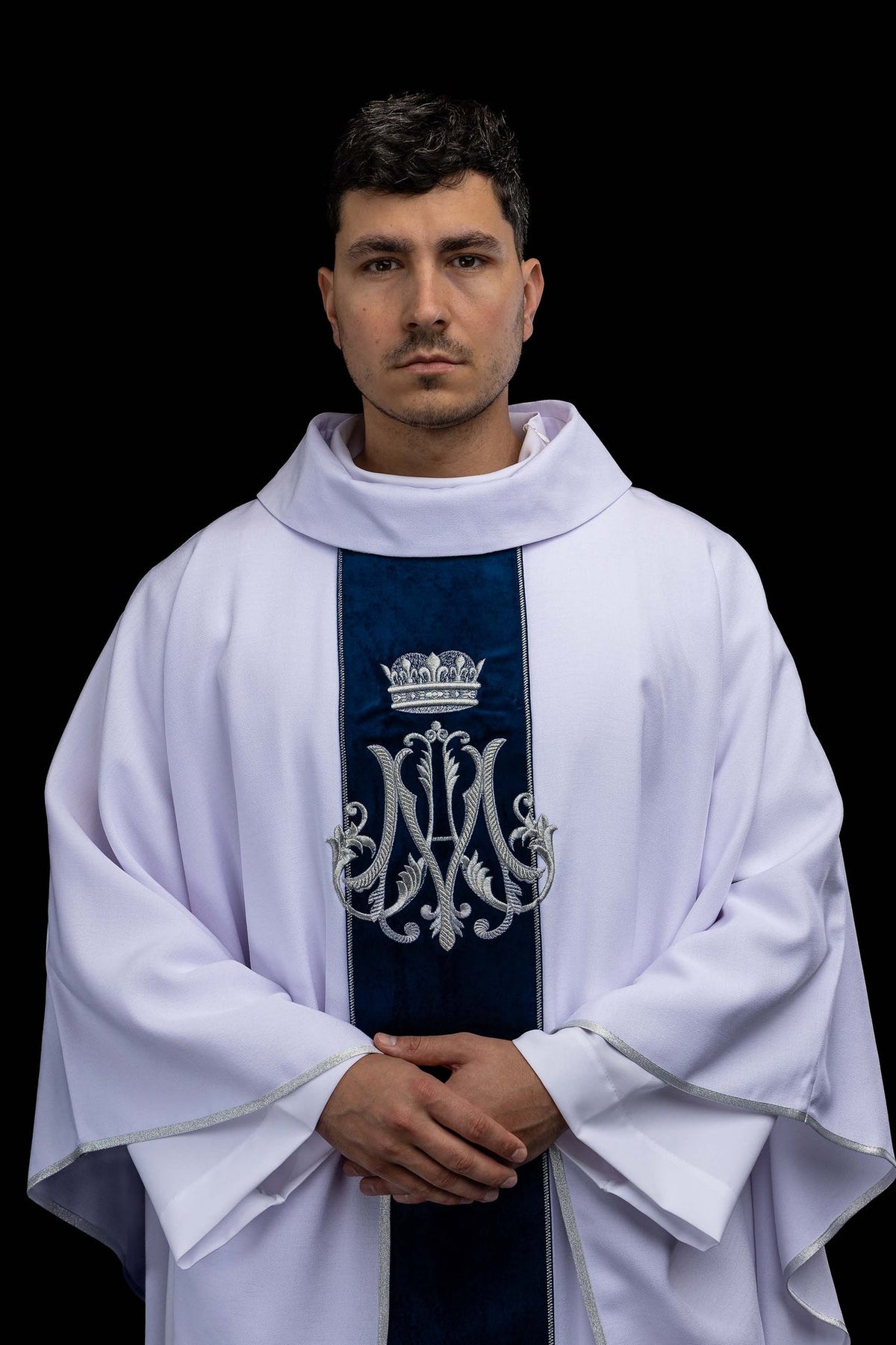 Chasuble brodée à motif marial avec orfroi en velours écru, vue de face portée