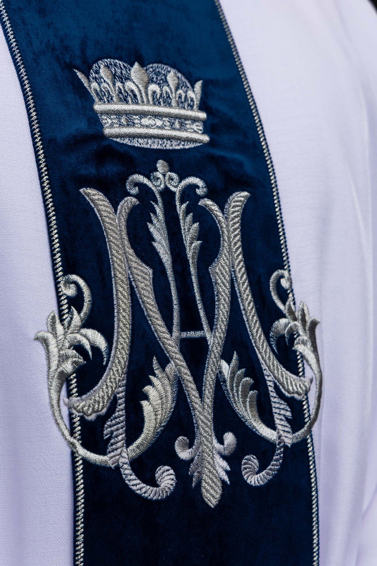 Chasuble avec orfroi en velours bleu et motif marial brodé, gros plan