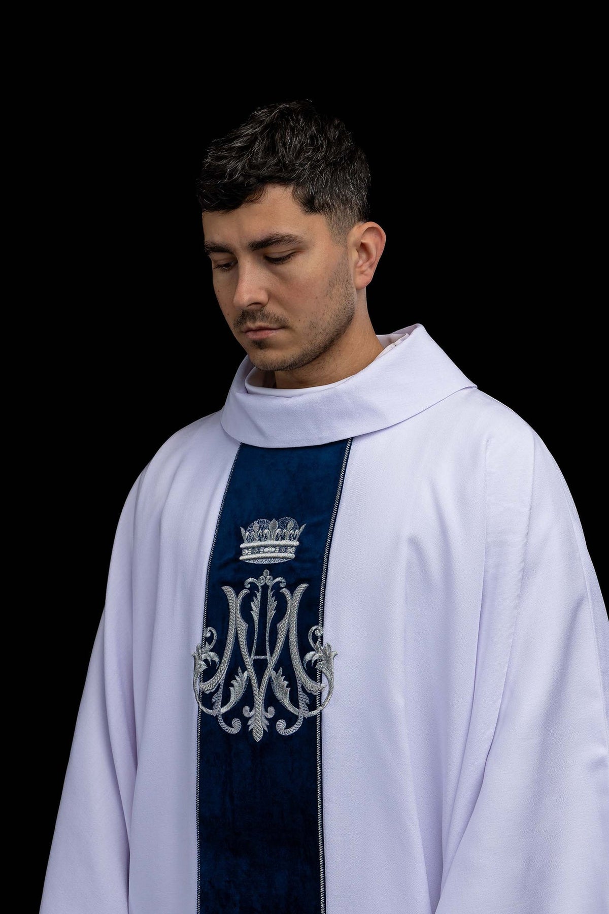 Chasuble brodée à motif marial, vue de trois quarts