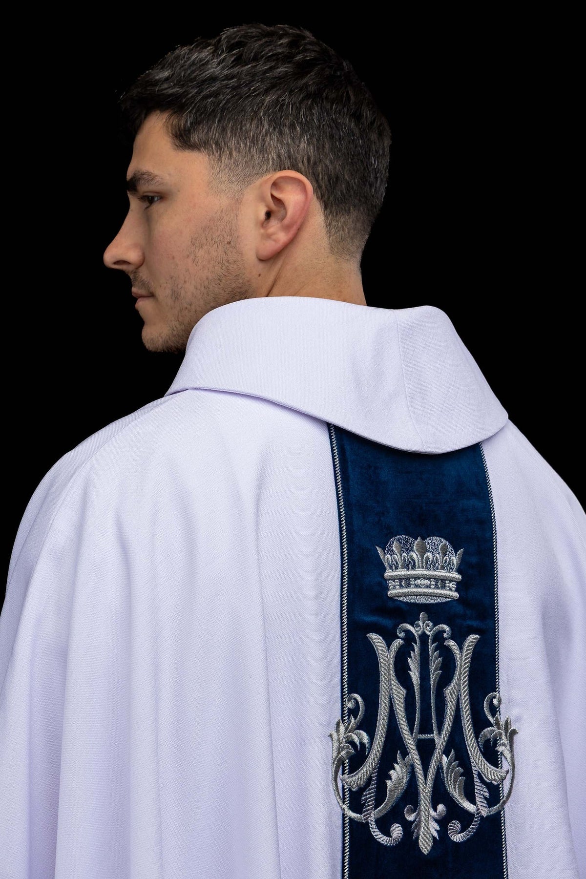 Chasuble avec orfroi en velours, vue arrière et motif brodé
