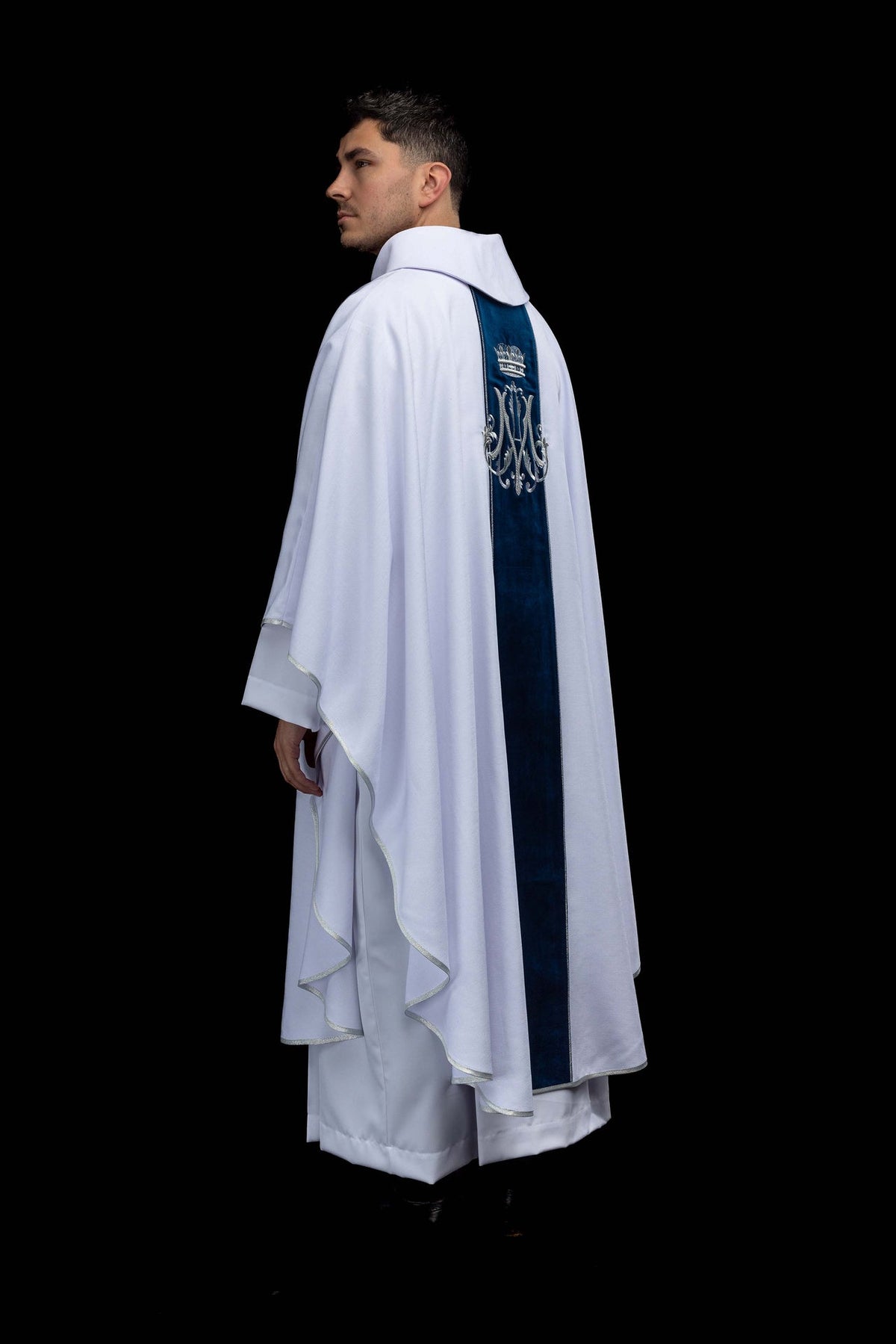 Chasuble avec orfroi en velours, vue arrière de trois quarts