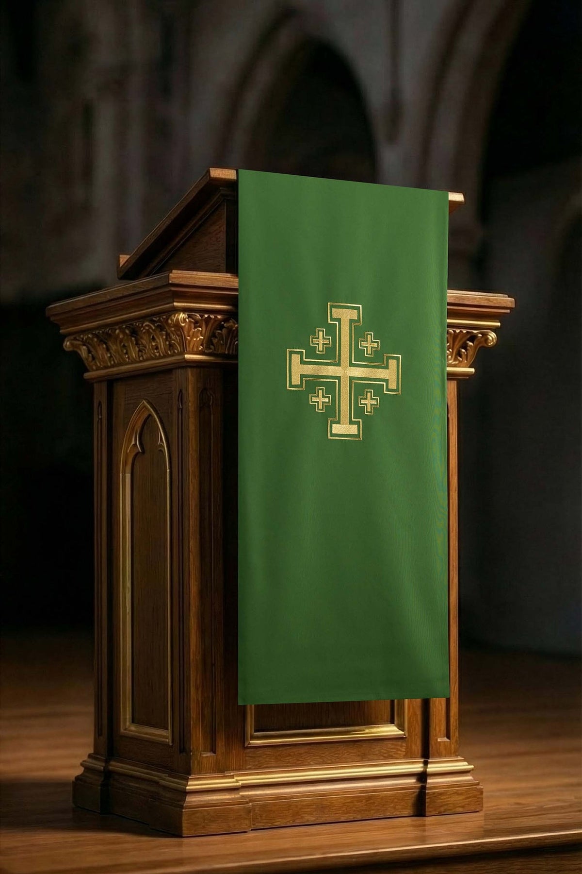 Voile de lutrin vert brodé d’une croix de Jérusalem, vue de face