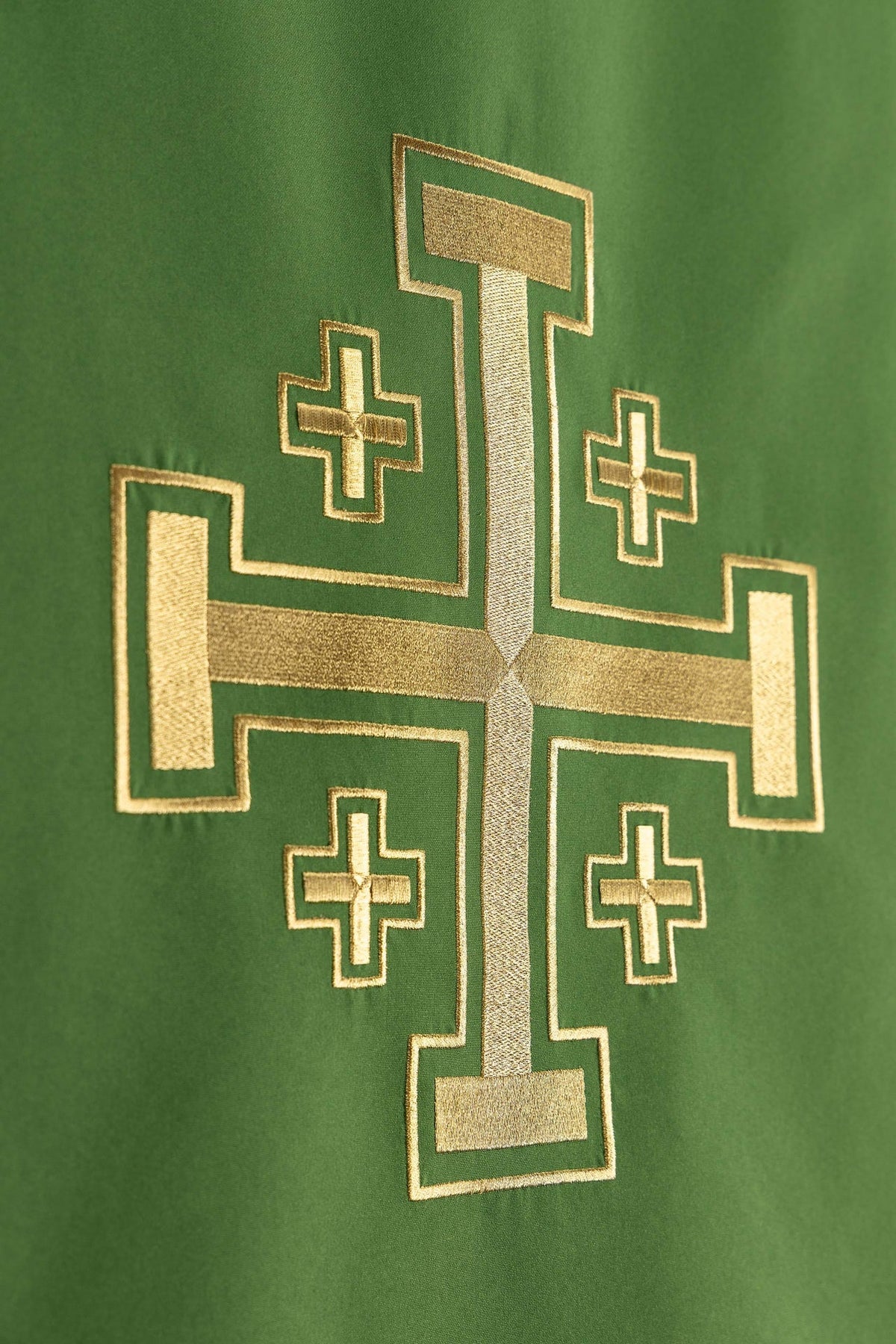 Voile de lutrin vert, gros plan sur la broderie de la croix de Jérusalem