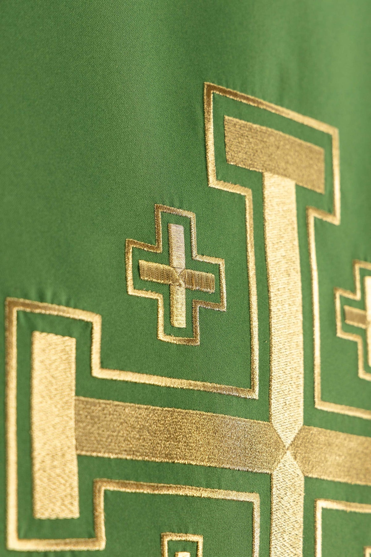 Voile de lutrin vert, détail de la croix de Jérusalem brodée vu de biais
