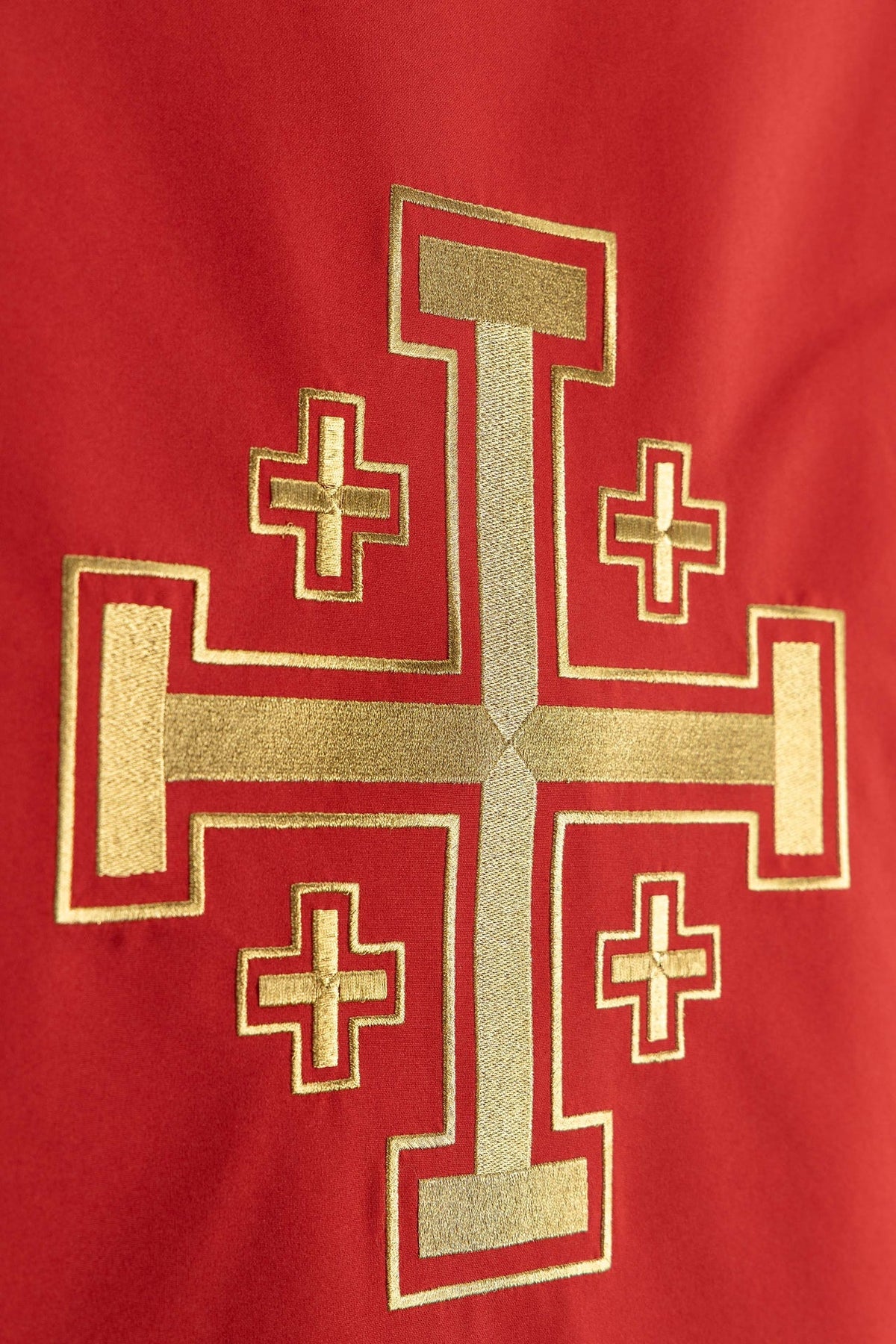 Voile de lutrin rouge, gros plan sur la broderie de la croix de Jérusalem