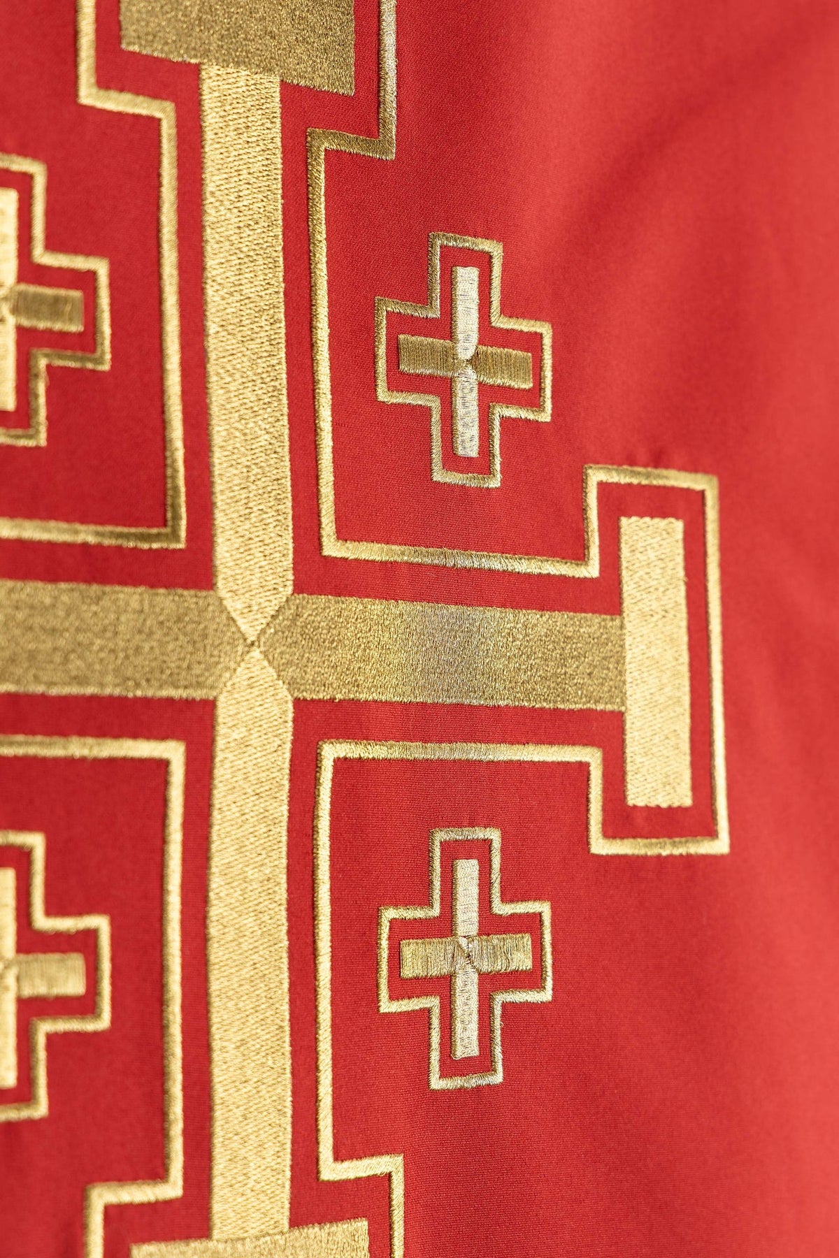 Voile de lutrin rouge, détail des petites croix de la broderie