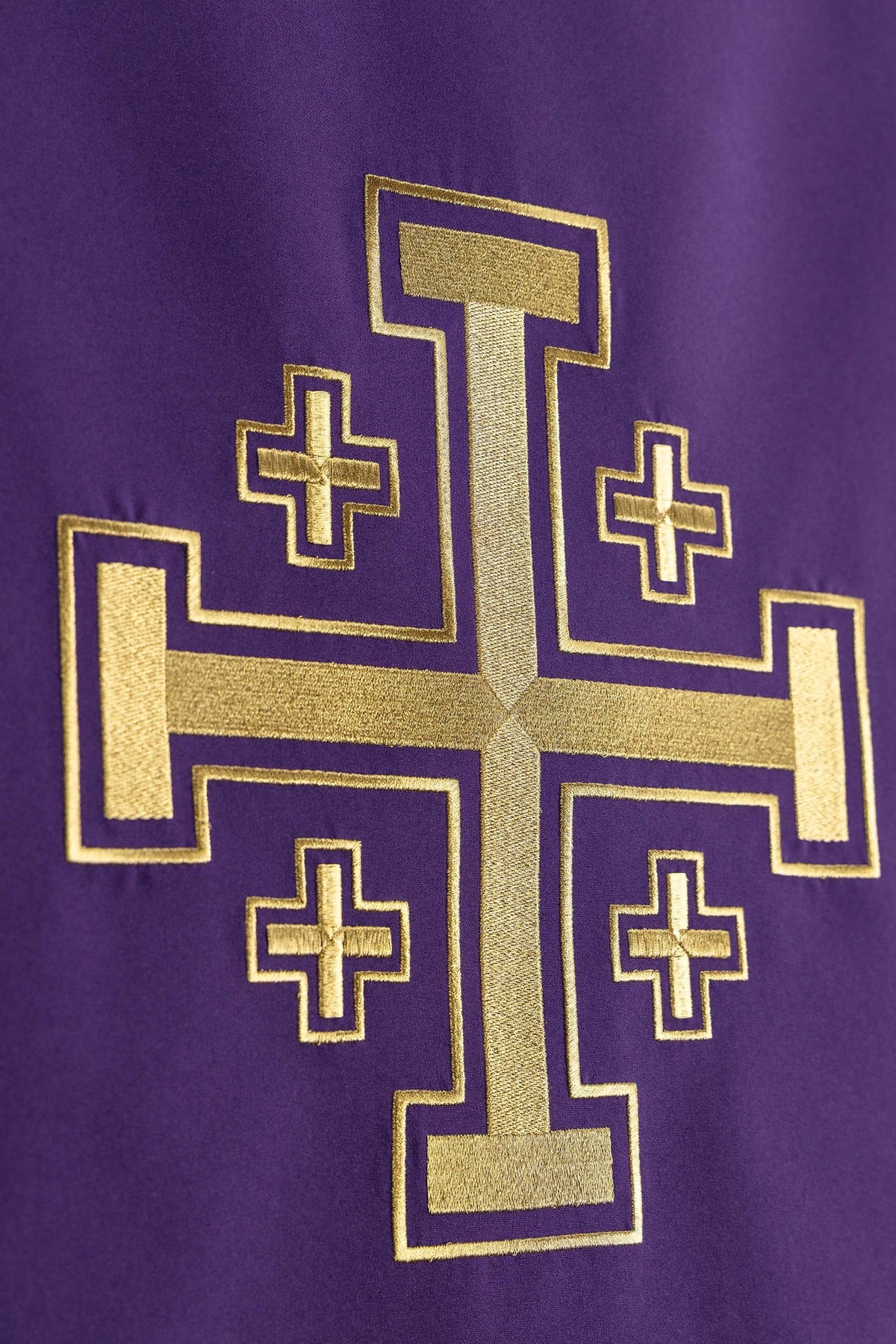Voile de lutrin violet, gros plan sur la broderie de la croix de Jérusalem