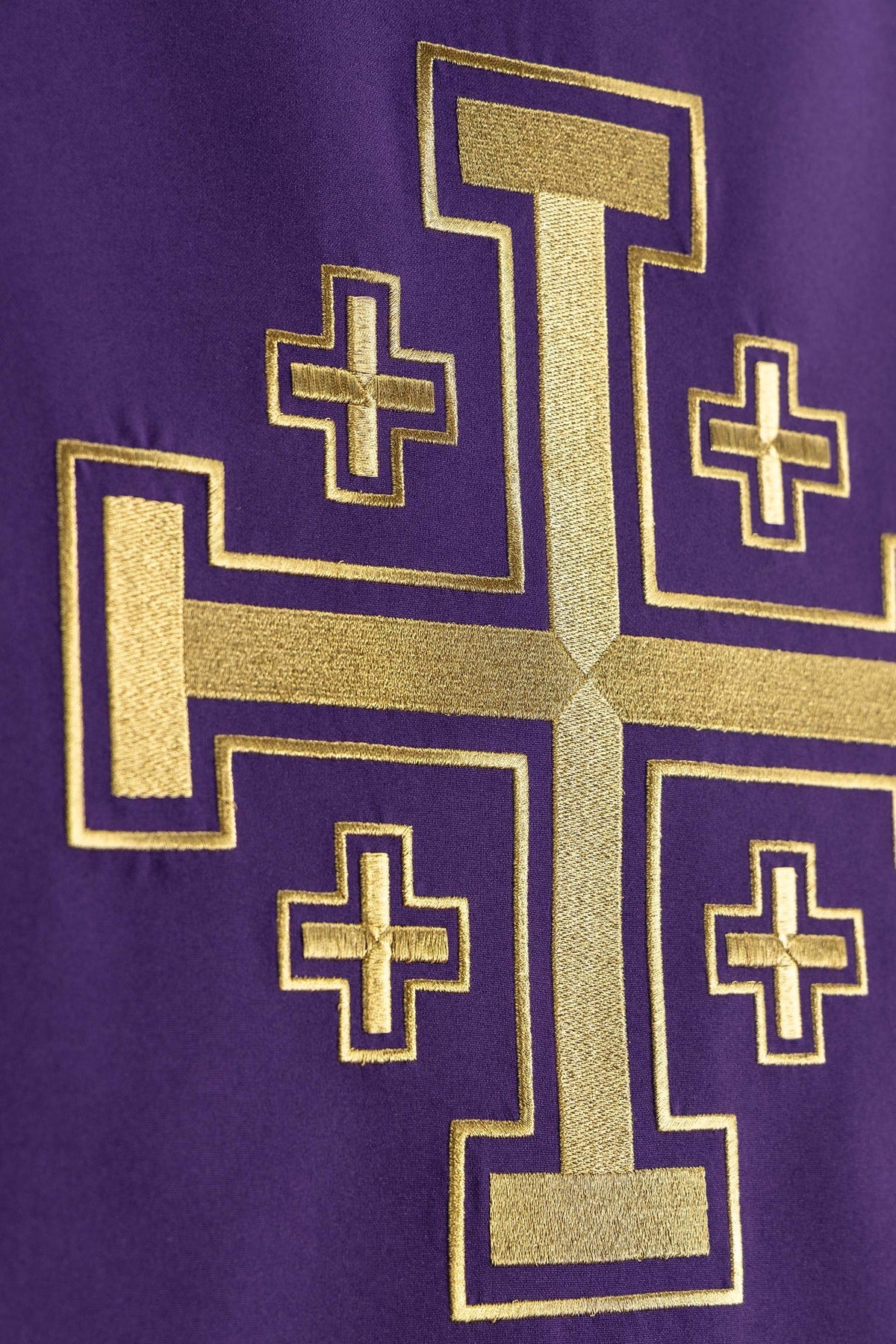 Voile de lutrin violet, détail rapproché de la croix de Jérusalem brodée