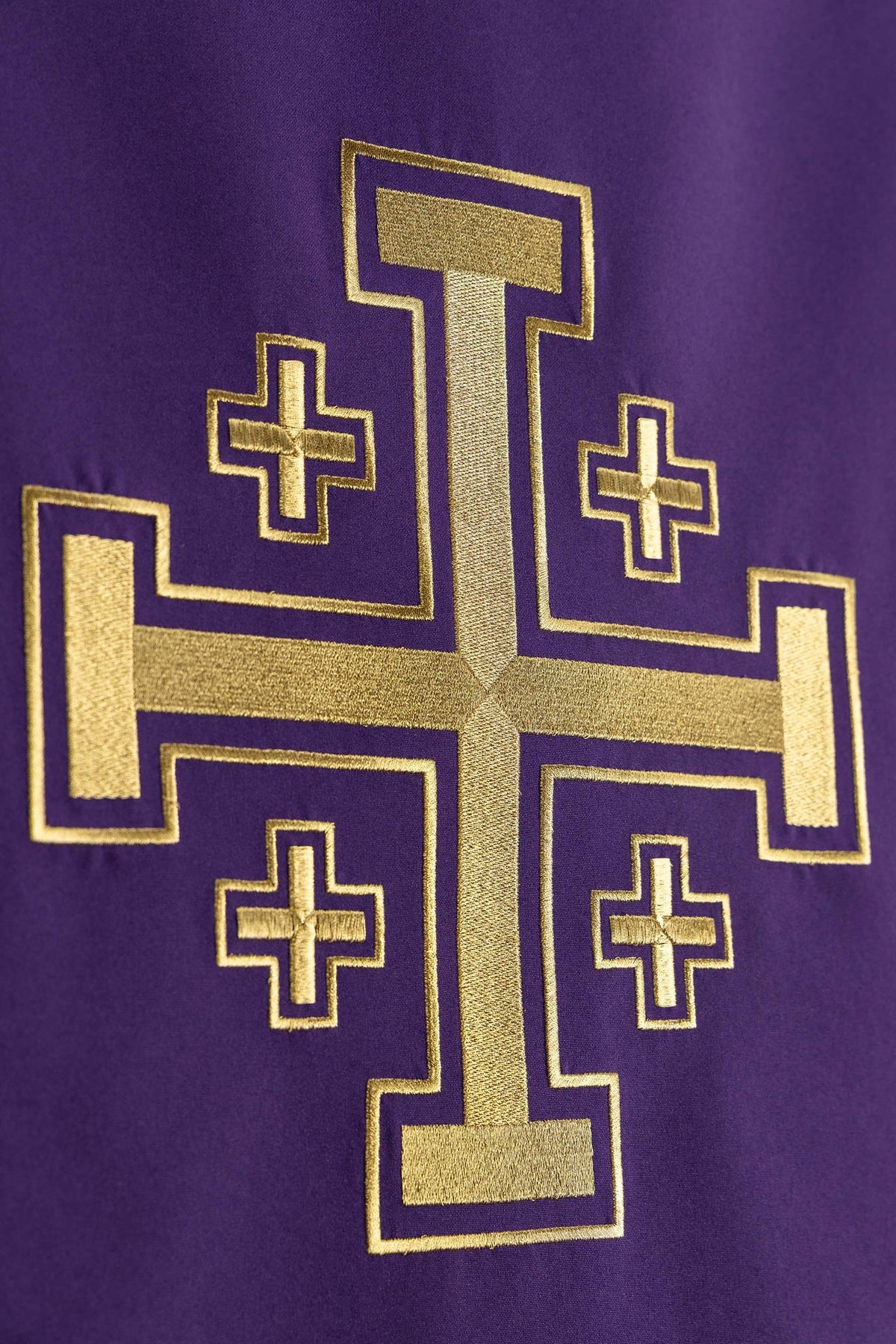 Voile de lutrin violet, vue rapprochée de la broderie dorée
