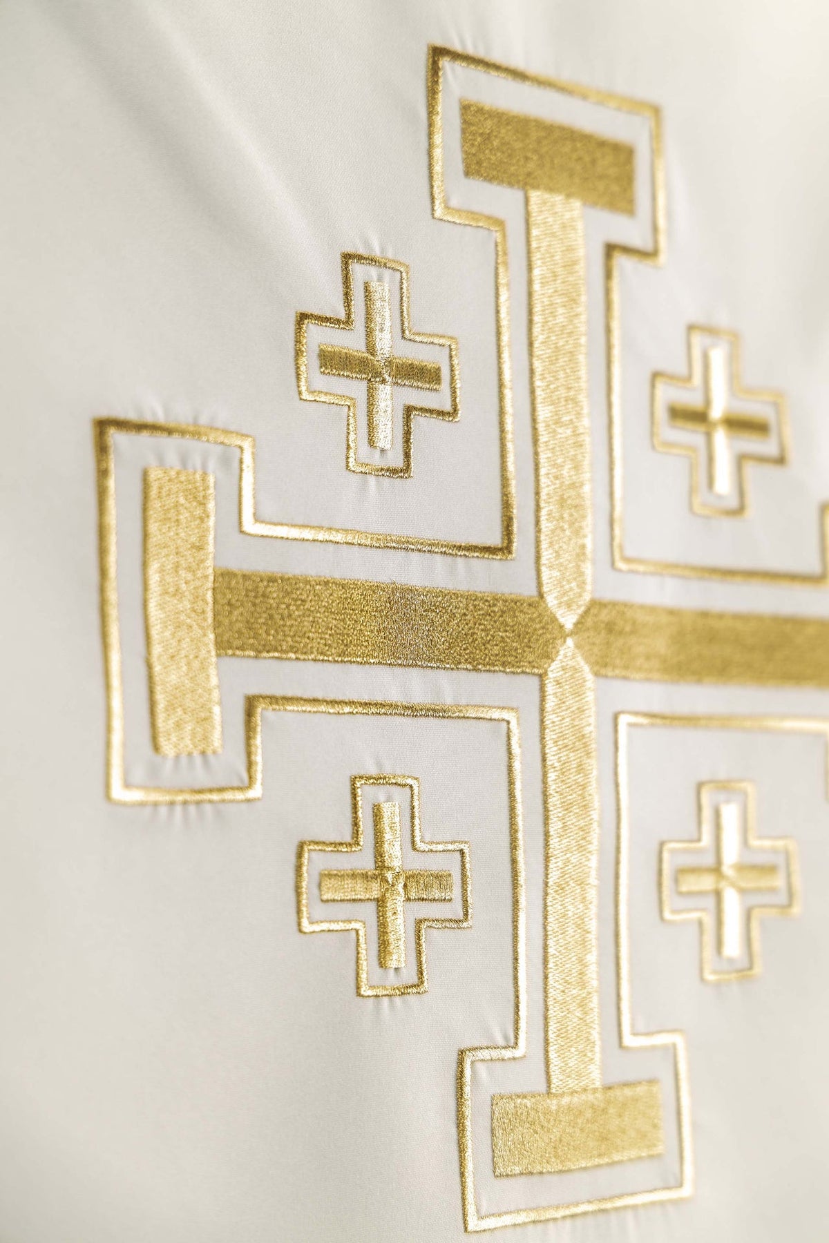Voile de lutrin avec broderie de la croix de Jérusalem, détail latéral