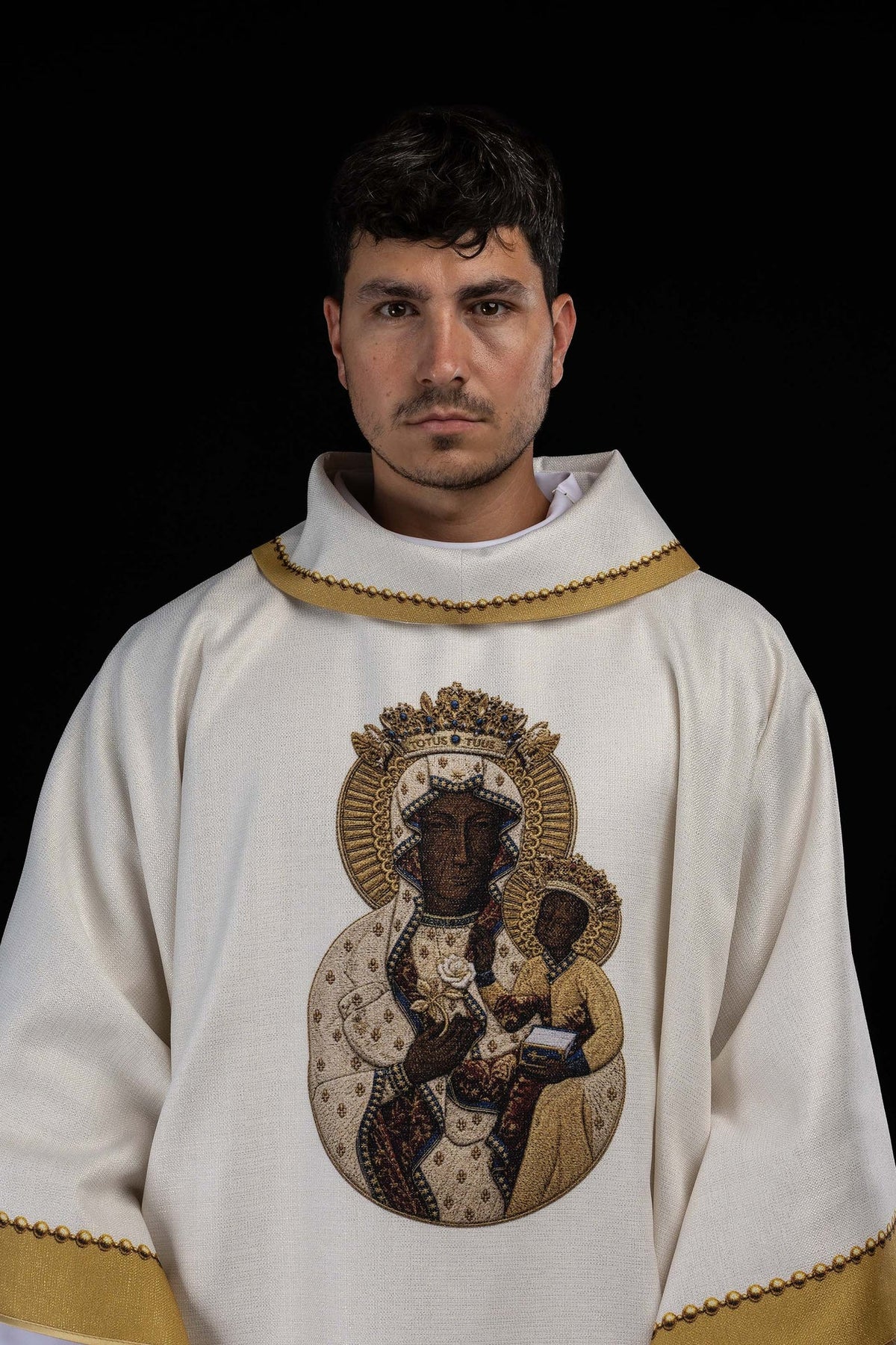 Chasuble écrue imprimée à l’effigie de la Vierge Marie de Częstochowa, vue de face rapprochée