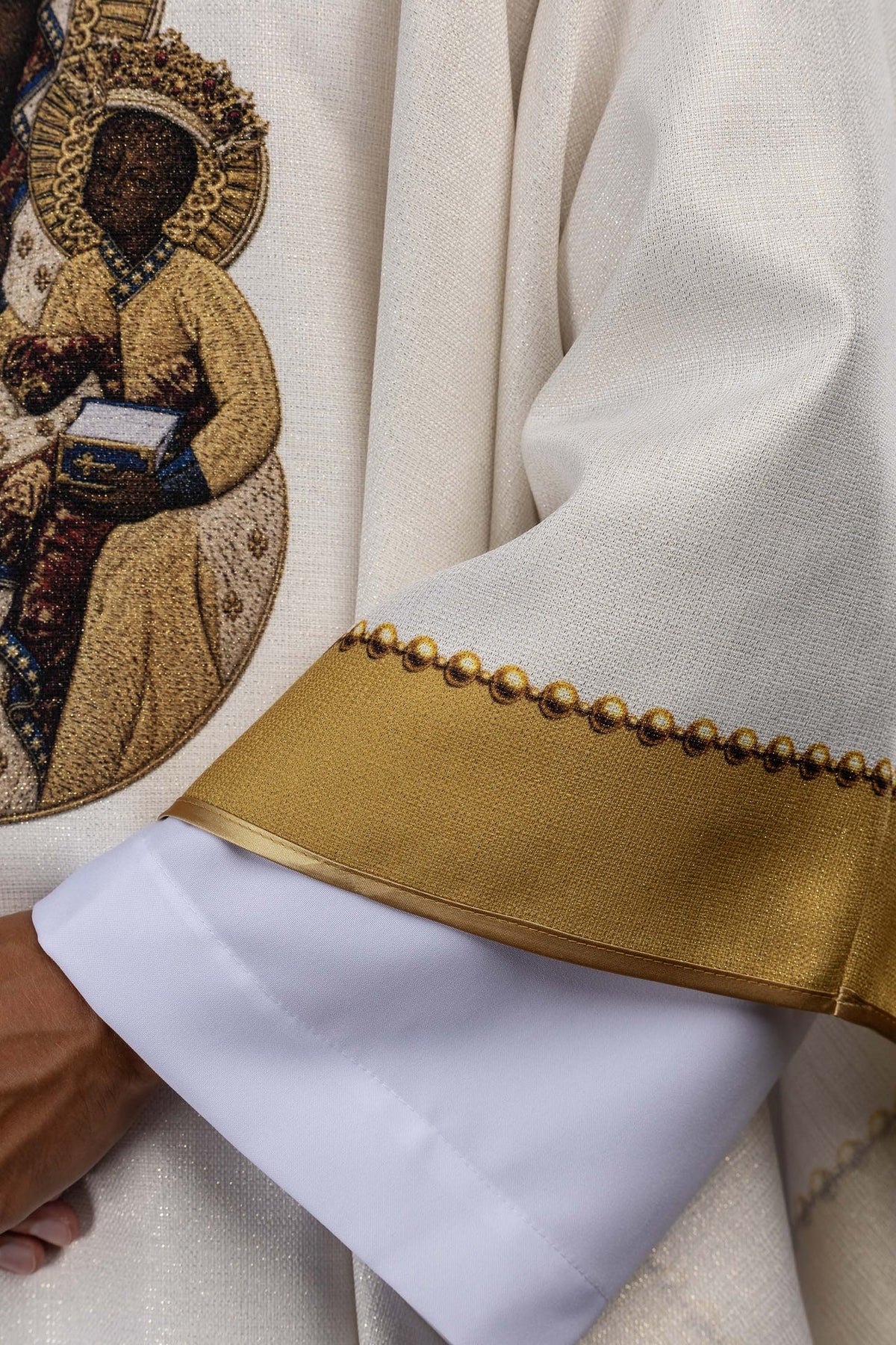 Chasuble écrue, gros plan sur l’image imprimée de la Vierge Marie de Częstochowa