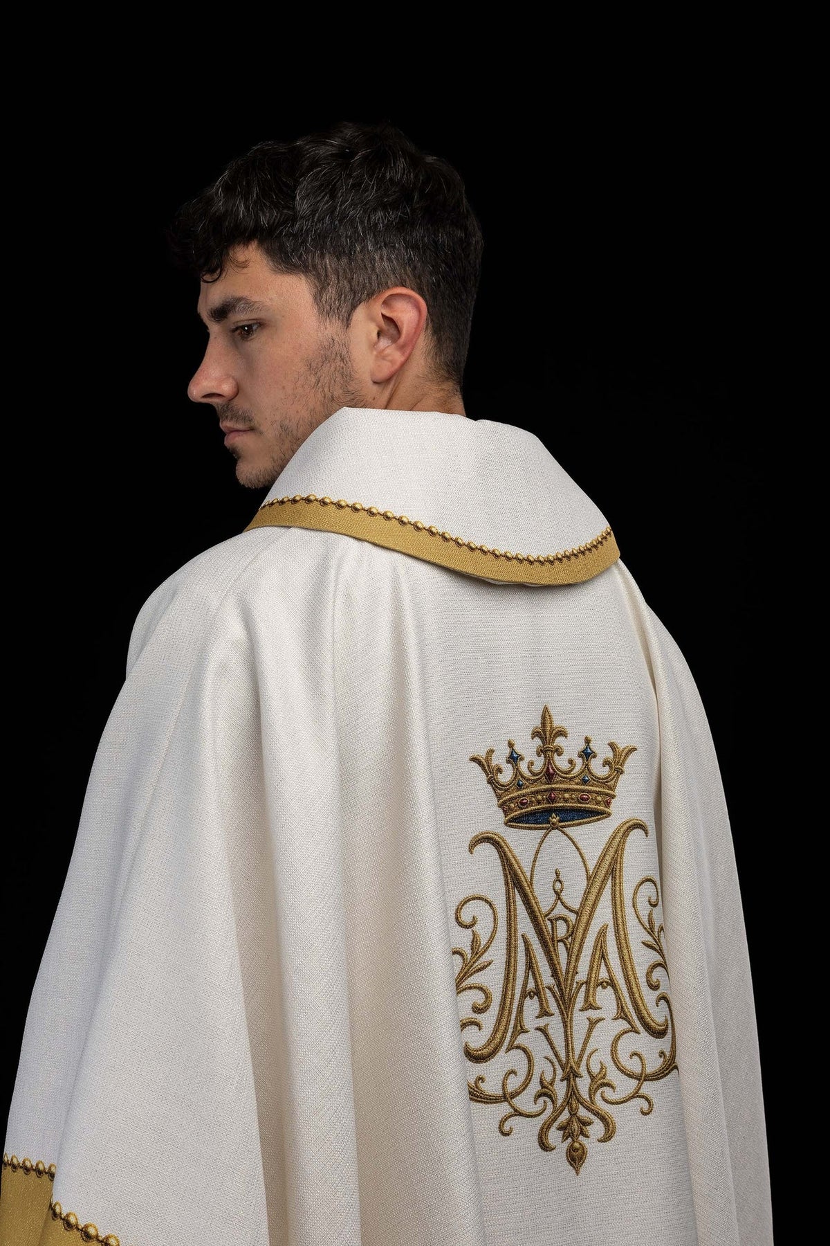 Chasuble écrue, gros plan sur la bordure dorée perlée de la manche