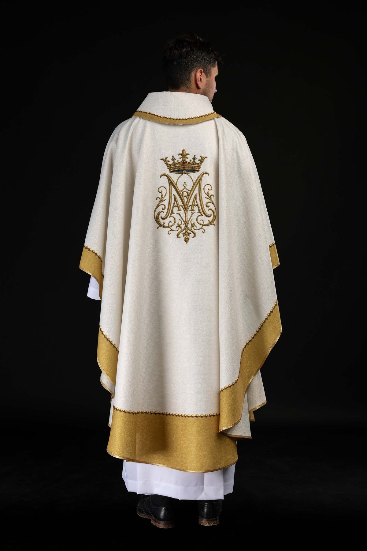 Chasuble écrue, gros plan sur le monogramme marial couronné au dos
