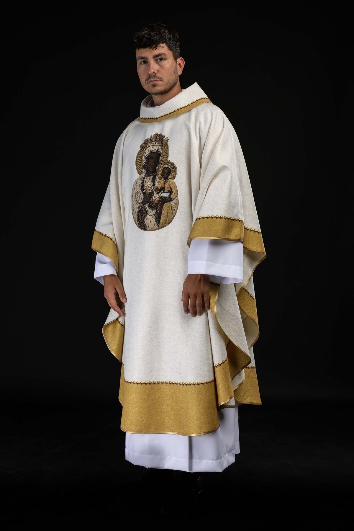 Chasuble écrue avec image de la Vierge Marie de Częstochowa, vue de trois quarts