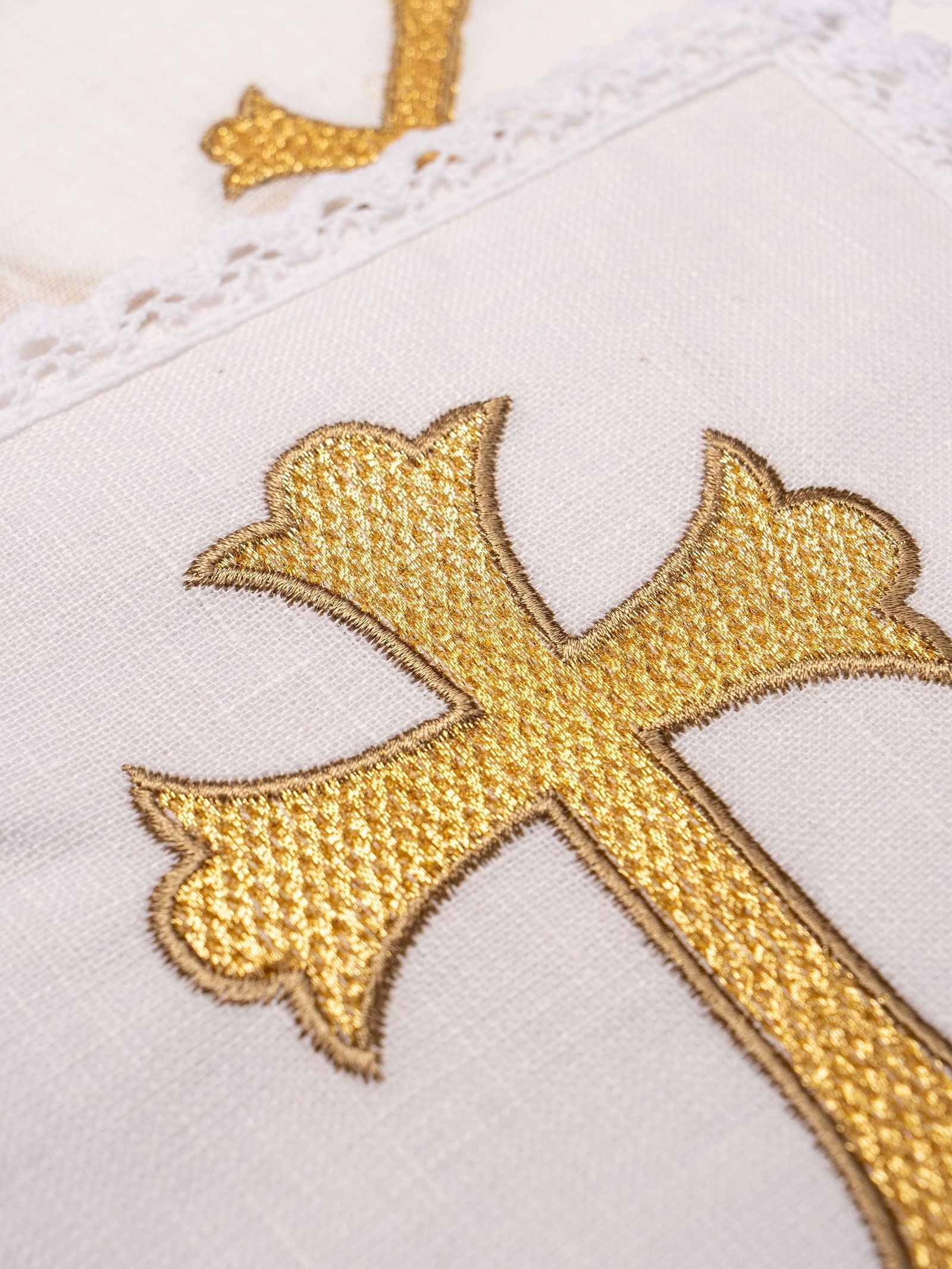 Calice en lin avec croix eucharistique brodée