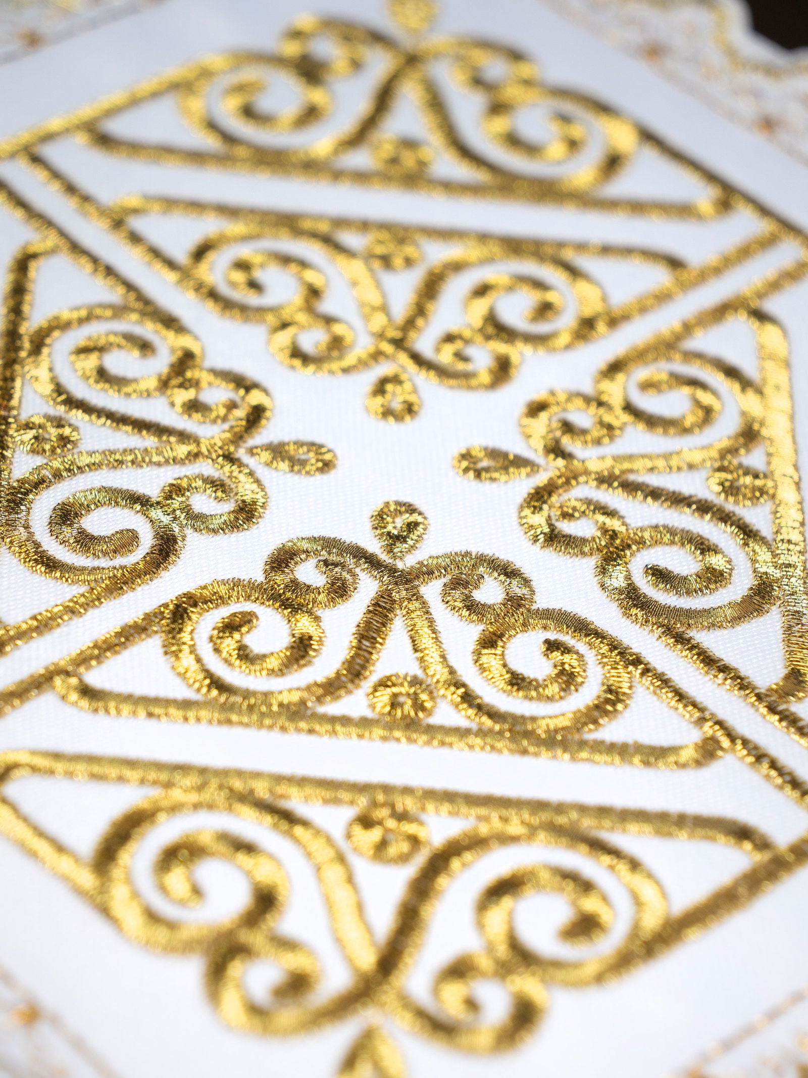 Set de calice avec motif de croix sur broderie d'or