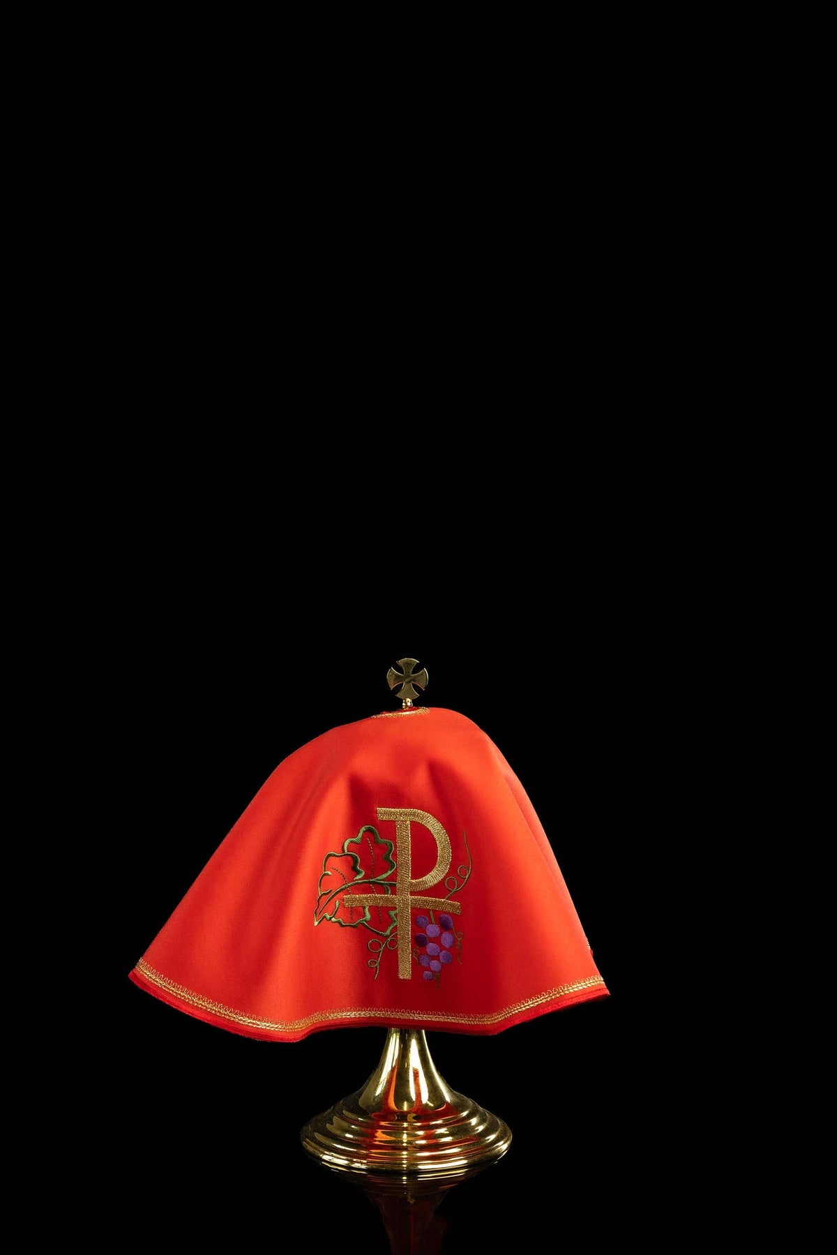 Voile de ciboire rouge avec broderie PAX, vue de face avec motifs de vigne et bordure dorée