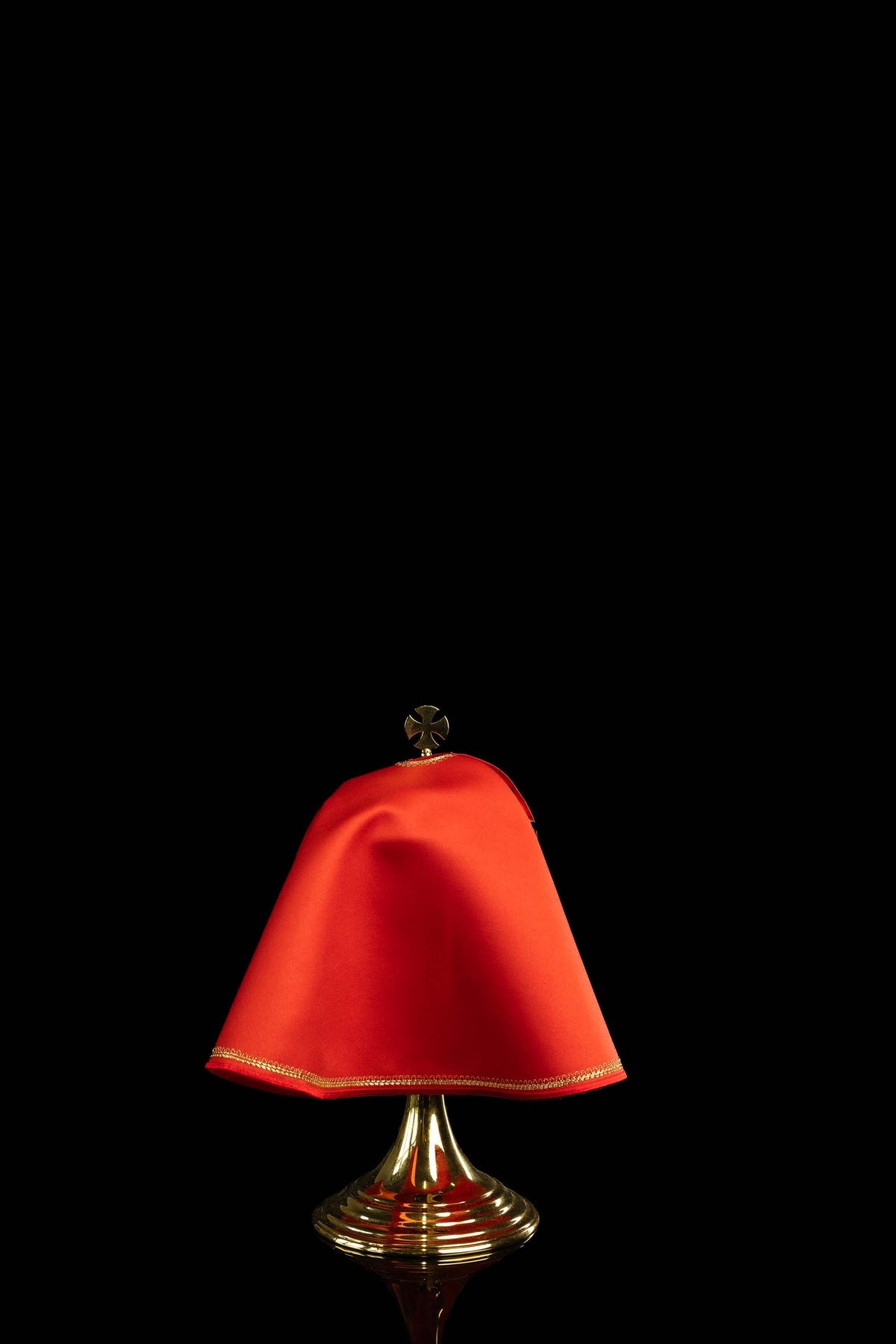 Voile de ciboire rouge, vue arrière unie avec bordure dorée