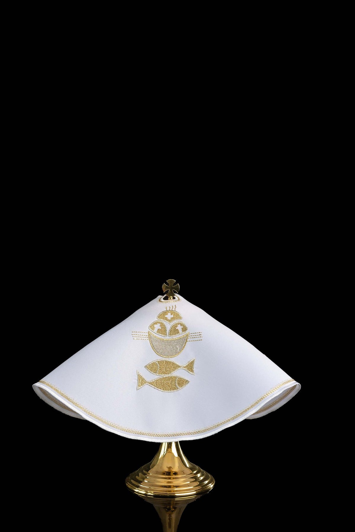 Voile de ciboire blanc avec broderie dorée du pain et des poissons, vue de face