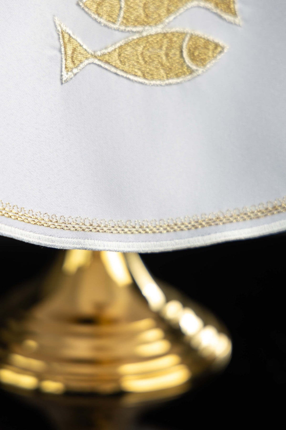 Voile de ciboire blanc, détail de la bordure brodée dorée