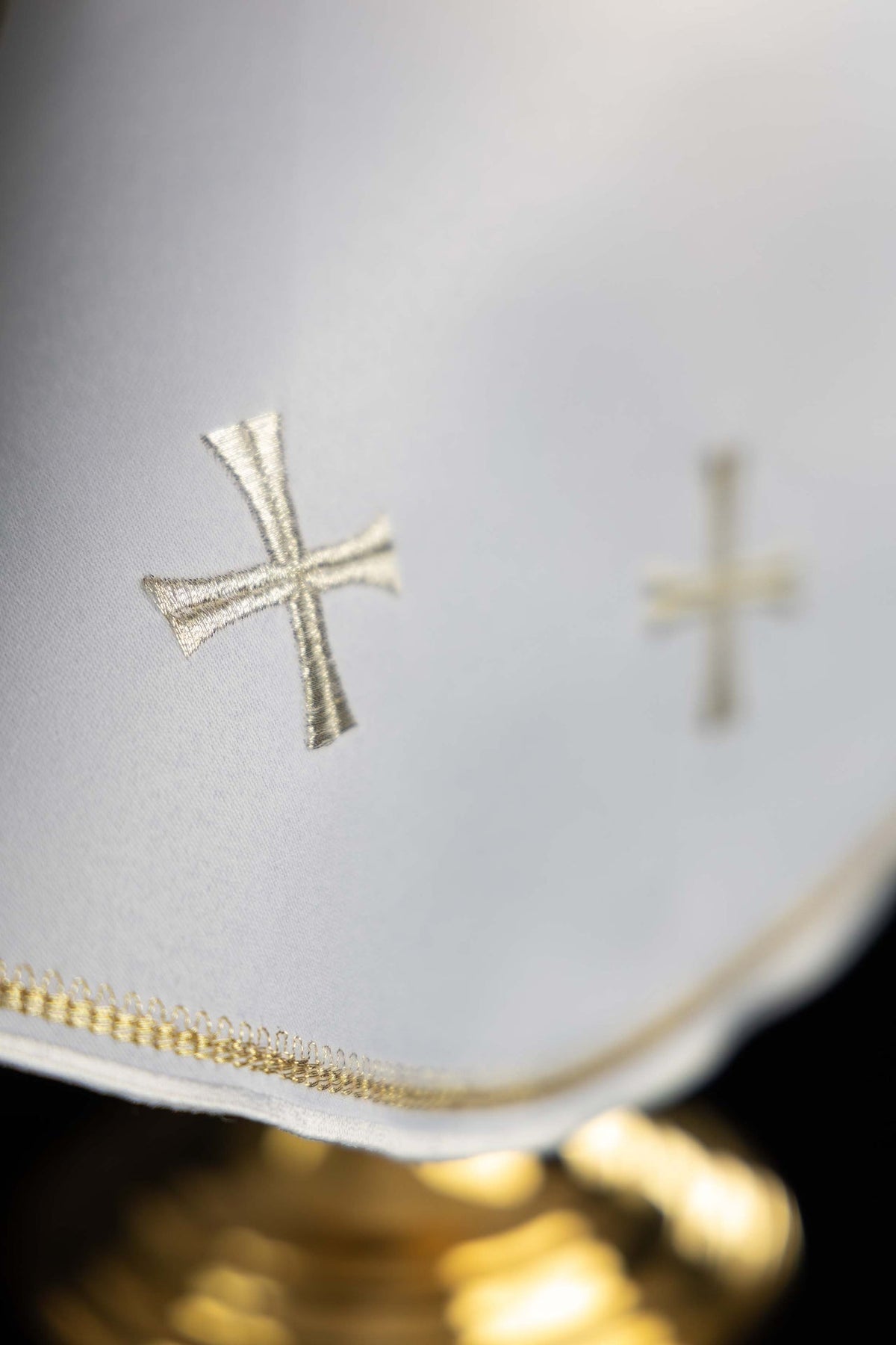 Voile de ciboire blanc, détail d’une croix brodée argentée