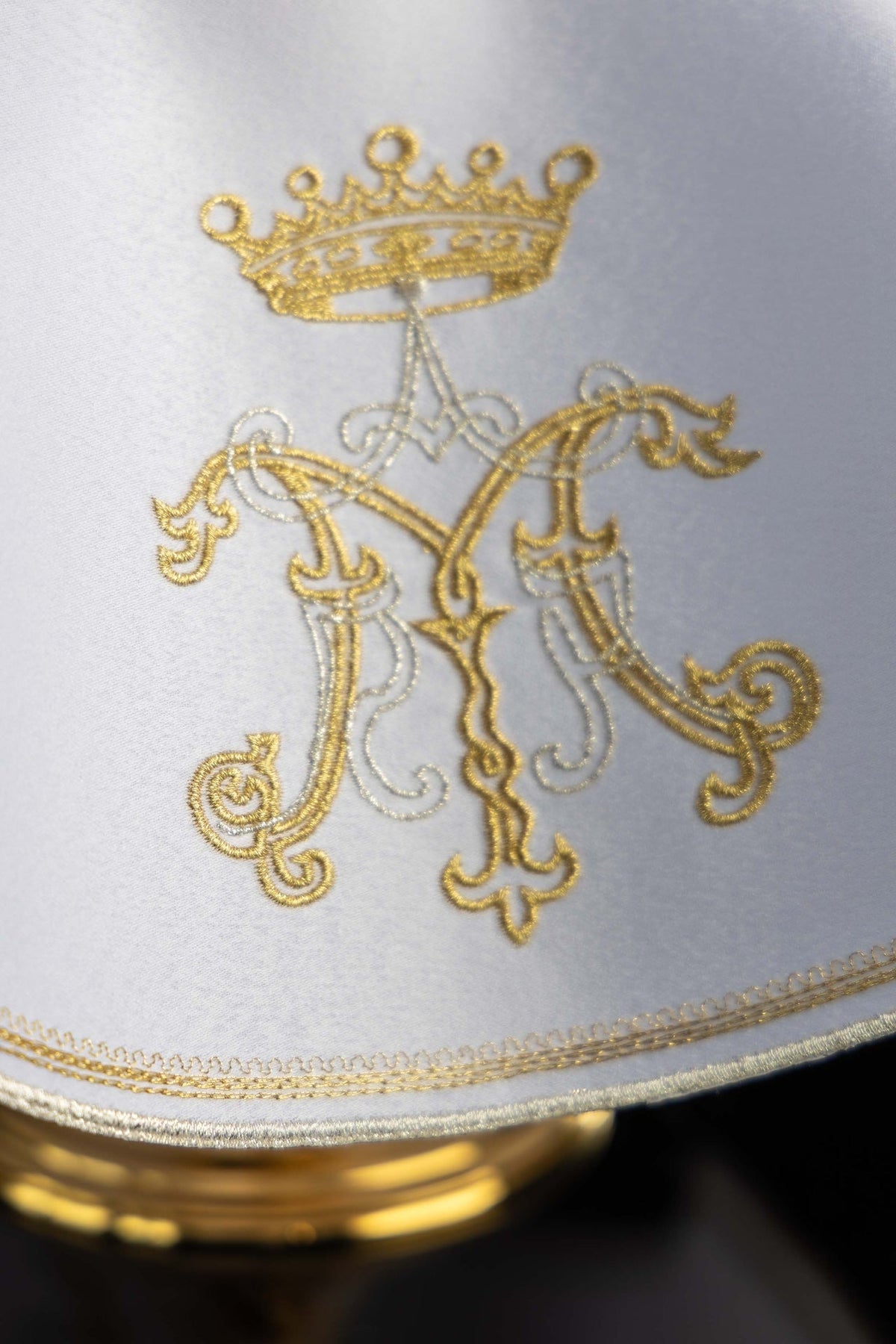 Voile de ciboire rond avec broderie mariale dorée, gros plan du motif marial