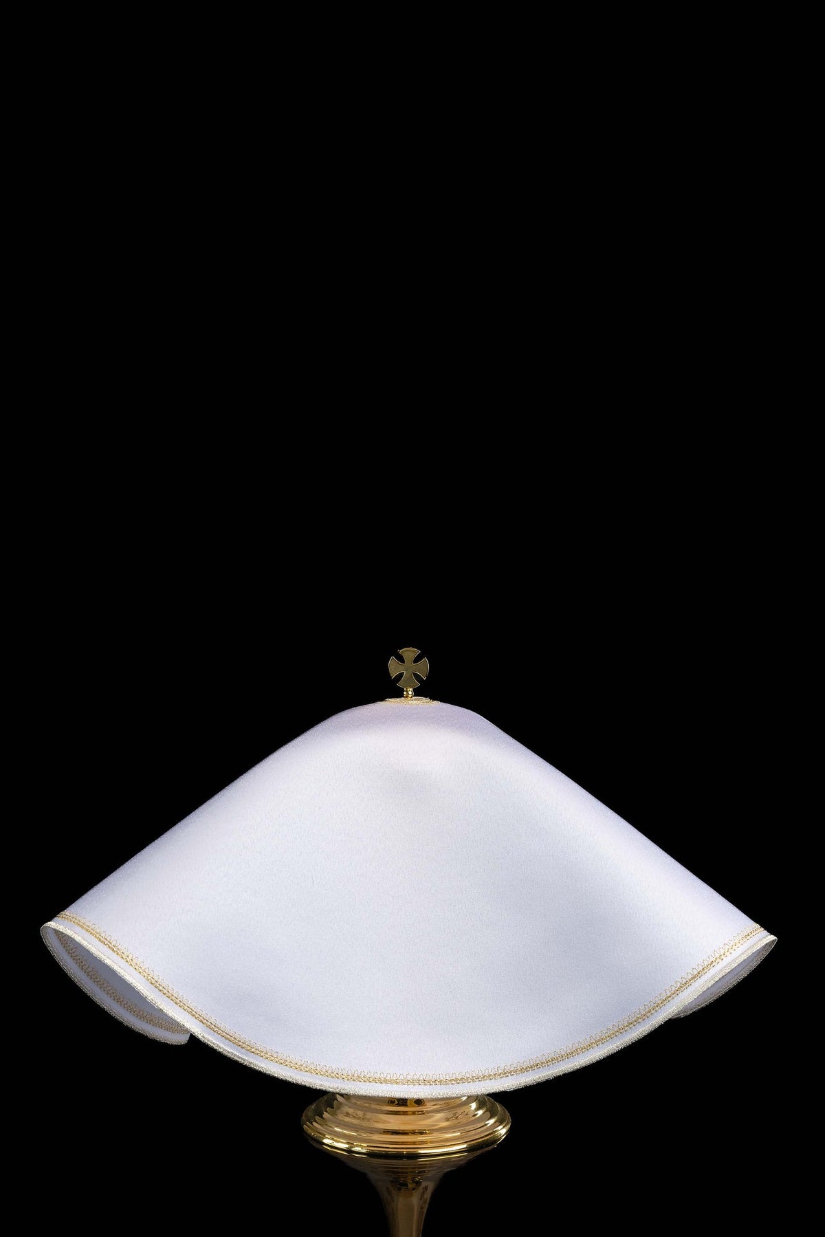Voile de ciboire rond avec broderie mariale dorée, détail de la croix dorée supérieure