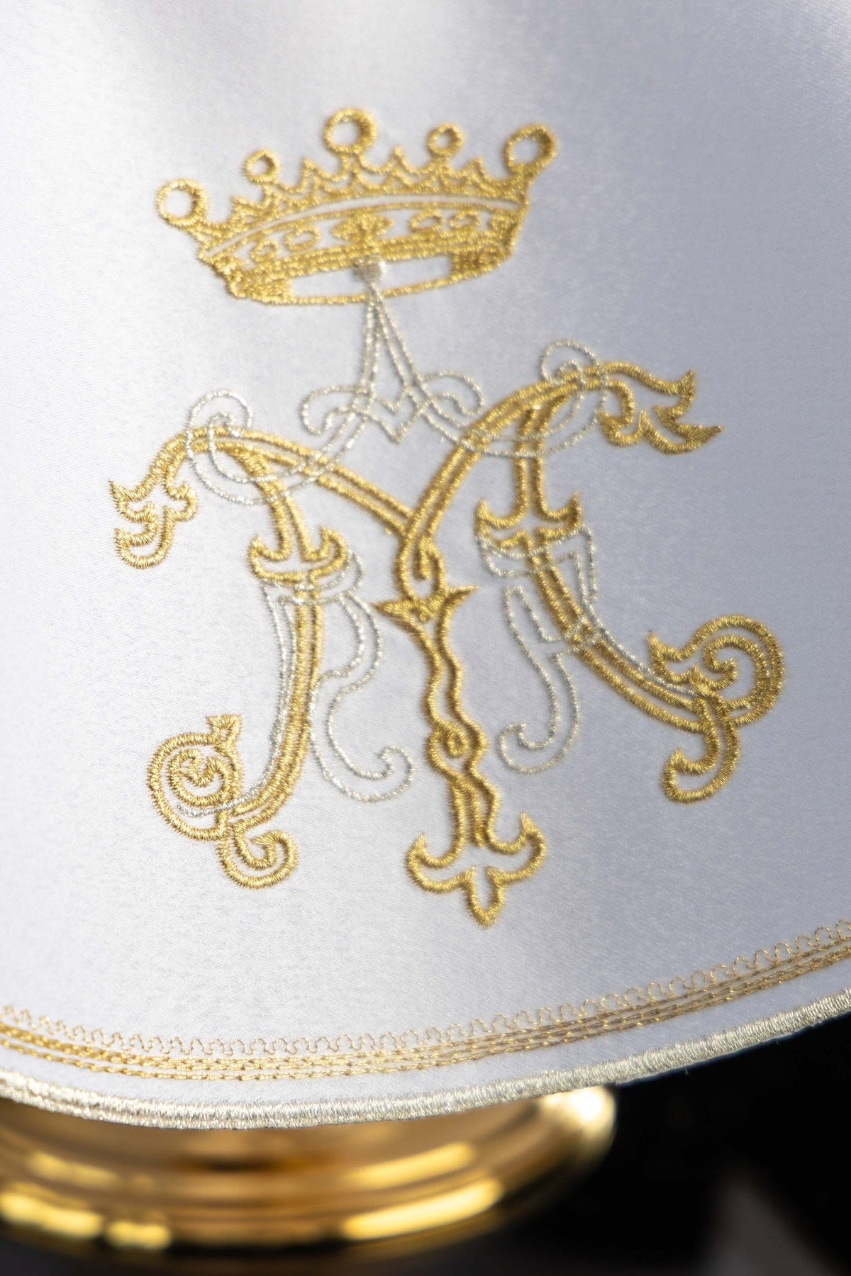 Voile de ciboire rond avec broderie mariale dorée, gros plan du motif marial doré