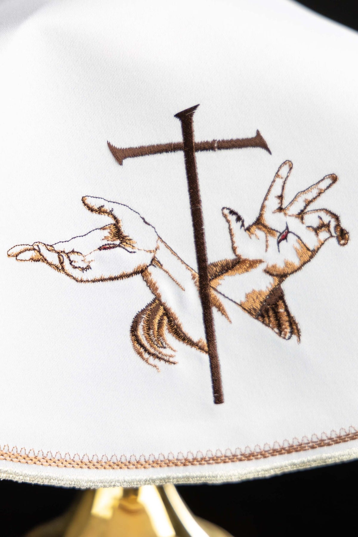 Voile de ciboire blanc, gros plan sur la broderie franciscaine et la croix