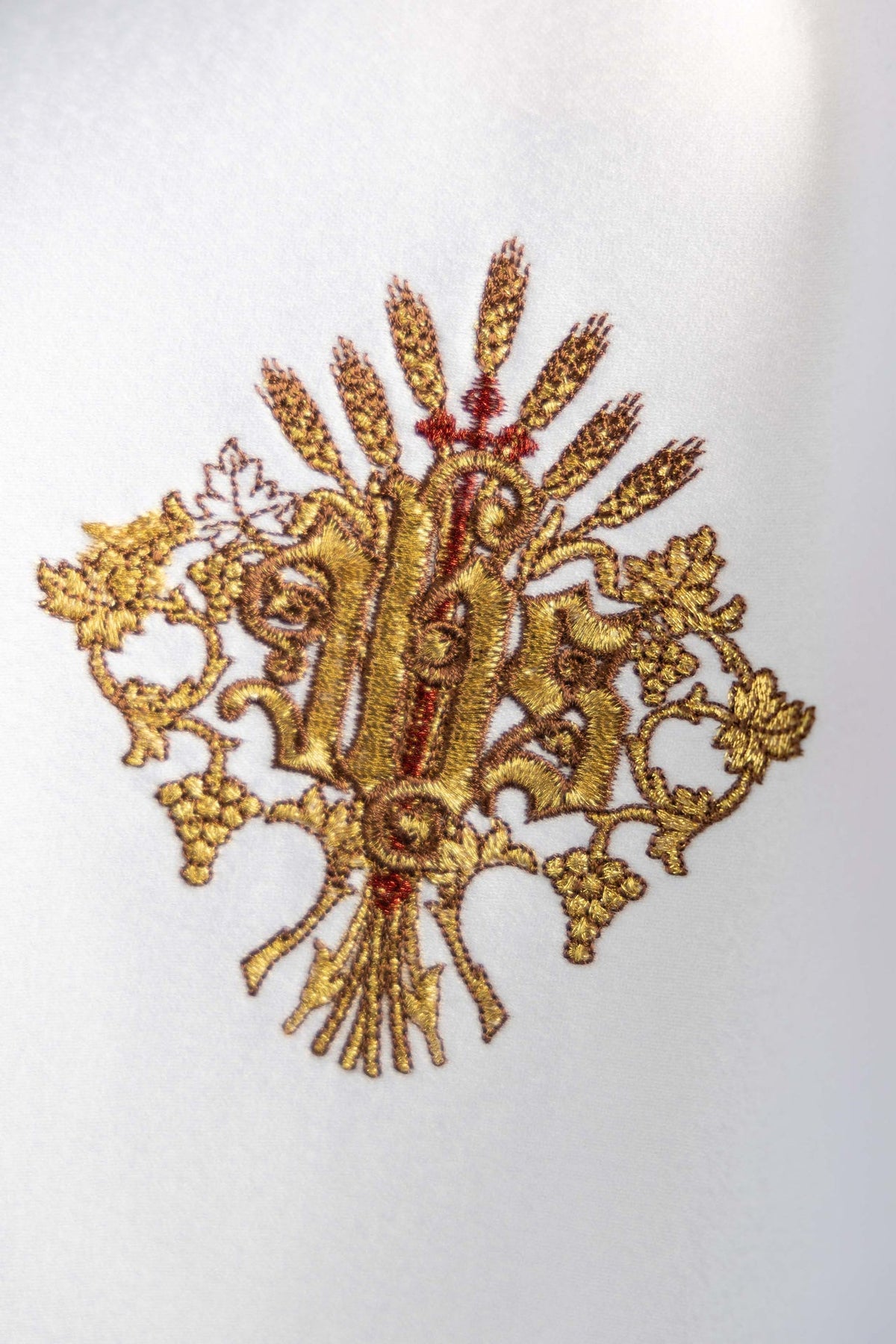 Voile de ciboire rond, gros plan sur la broderie IHS dorée