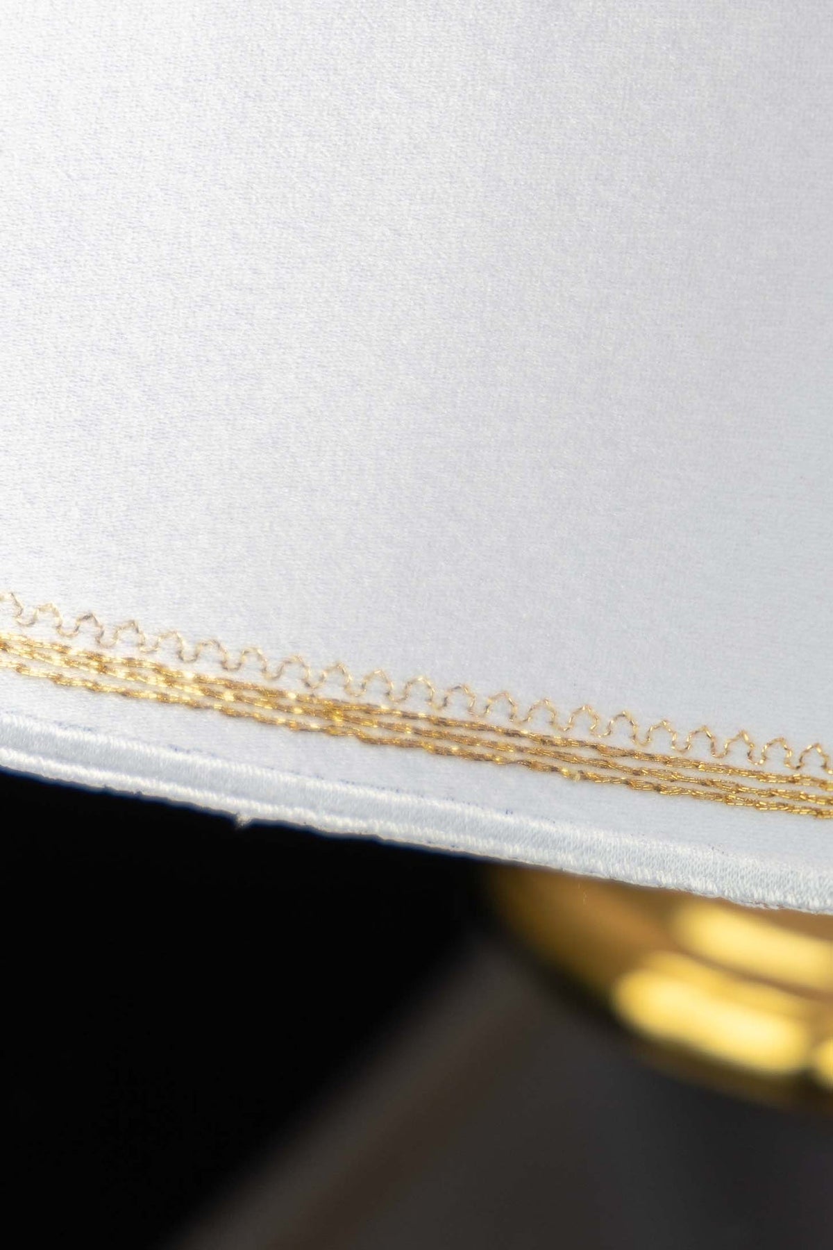 Voile de ciboire rond, gros plan sur la bordure brodée dorée