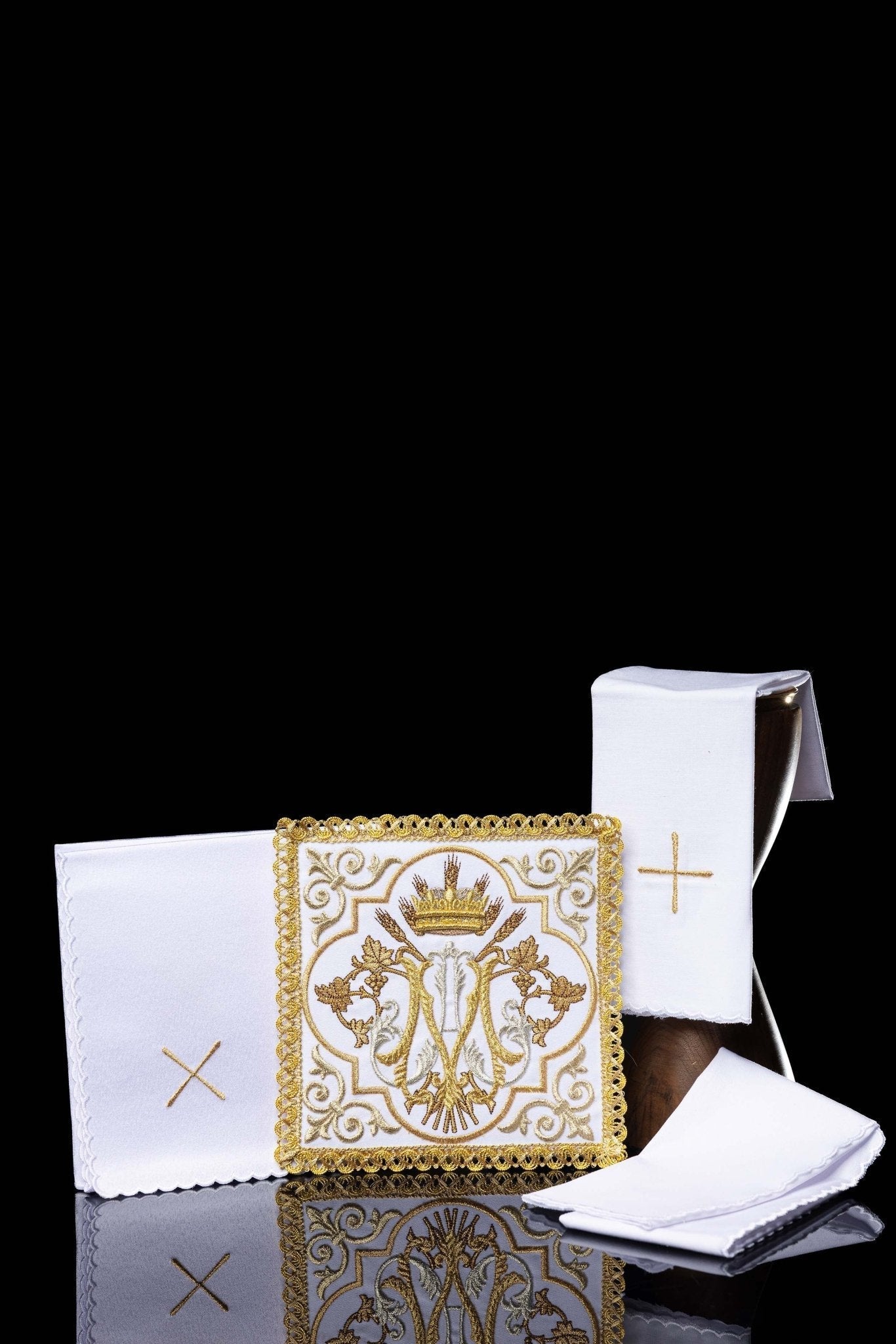 Le linge d’autel brodé avec un symbole marial KK/5010 - CHASUBLES.FR
